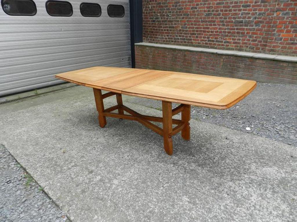 Mid-Century Modern Guillerme et Chambron  Table de salle à manger en Oak. Edition Votre Maison en vente