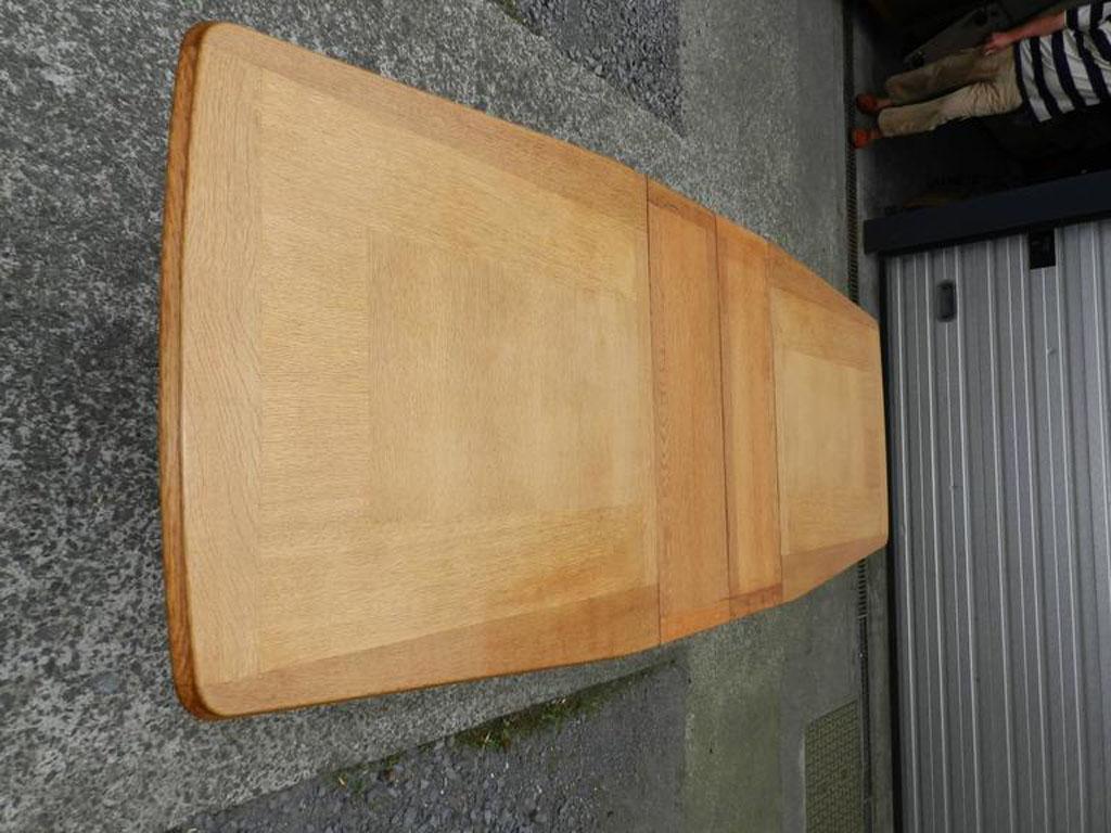 Français Guillerme et Chambron  Table de salle à manger en Oak. Edition Votre Maison en vente