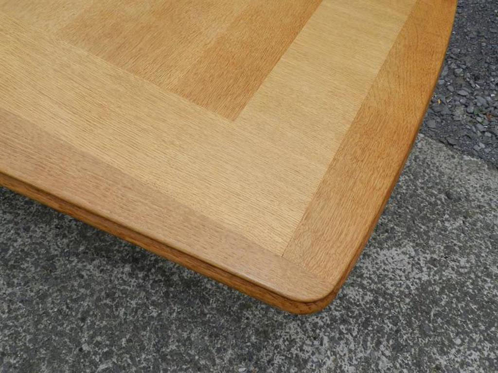 Guillerme et Chambron  Table de salle à manger en Oak. Edition Votre Maison Bon état - En vente à Mouscron, WHT