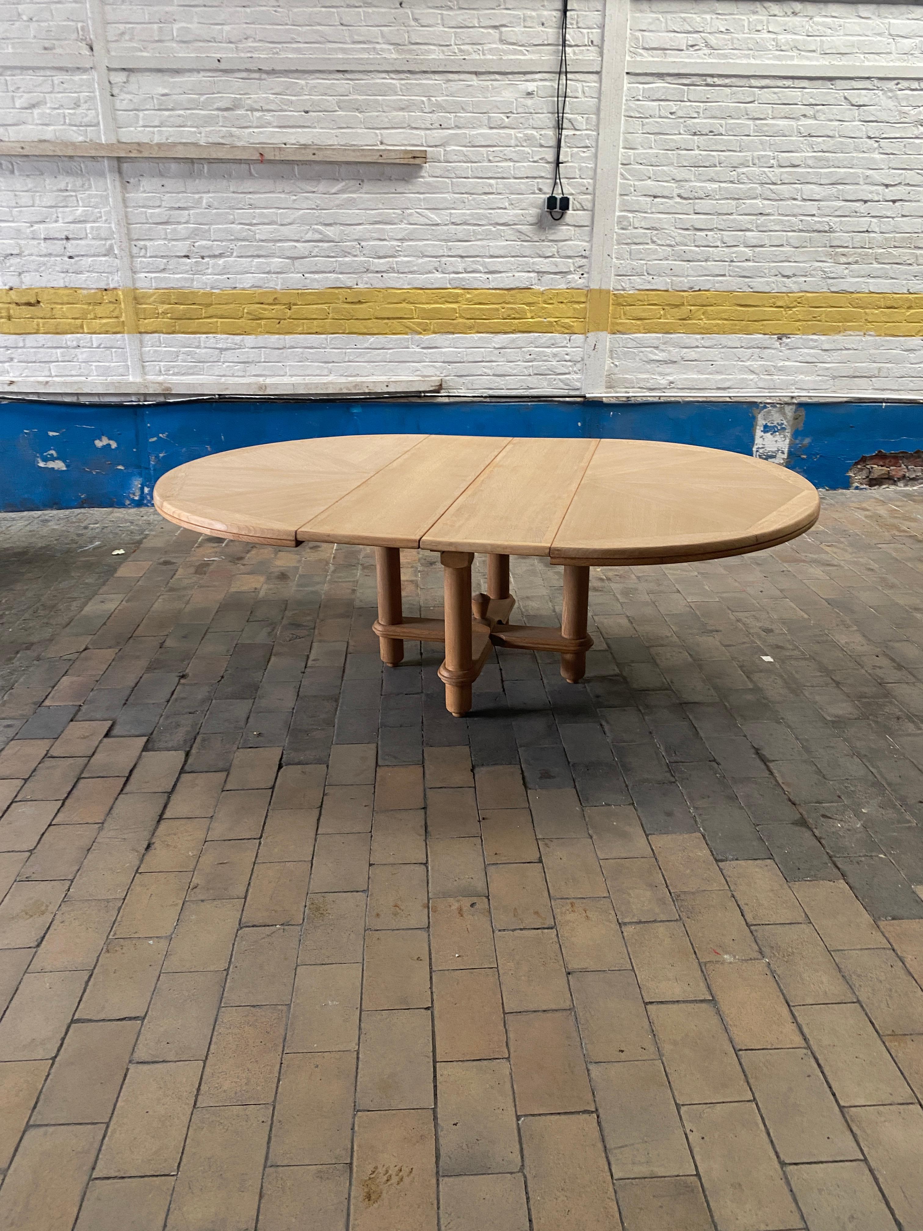 Guillerme et Chambron,  table de salle à manger en chêne Victorine, Edition Votre Maison 1970
Feuilles  2x 35 cm

Votre maison : un style, un concept, un état d'esprit.
   L'histoire de Votre Maison commence en 1940 en Prusse, près du lac Mazaurien.