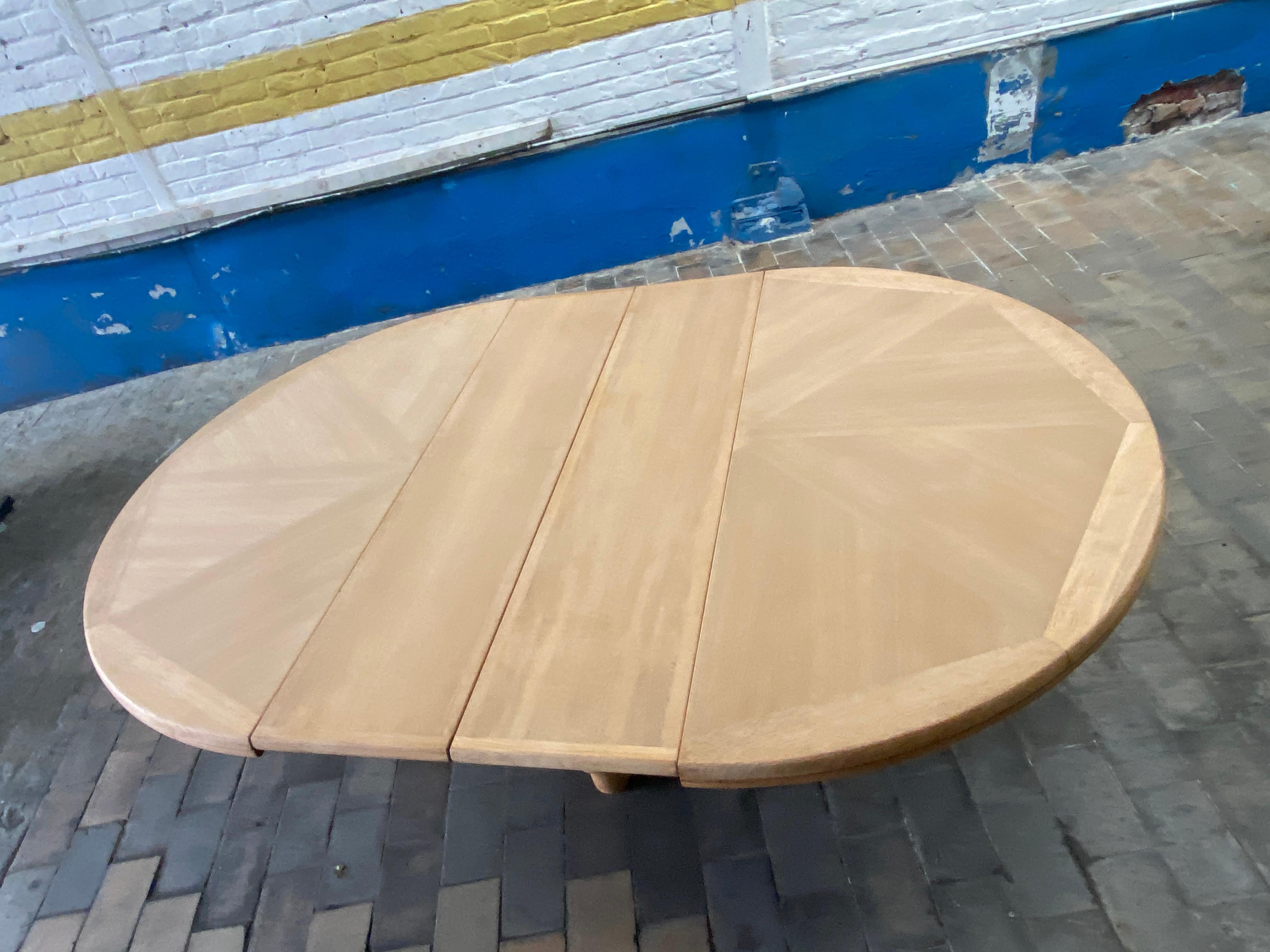Mid-Century Modern Guillerme et Chambron  Table de salle à manger en Oak Victorine, Edition Votre Maison en vente
