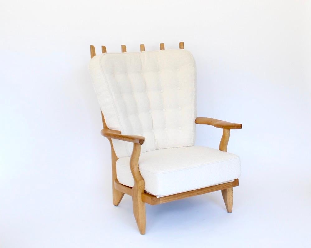 Gullerme et Chambron or Guillerme and Chambron single extraordinary French vintage circa 1950 high back lounge chair in solid blonde oak with the typical characteristic long finger motif at the backs for Votre Maison. 
This highly sculptural chair