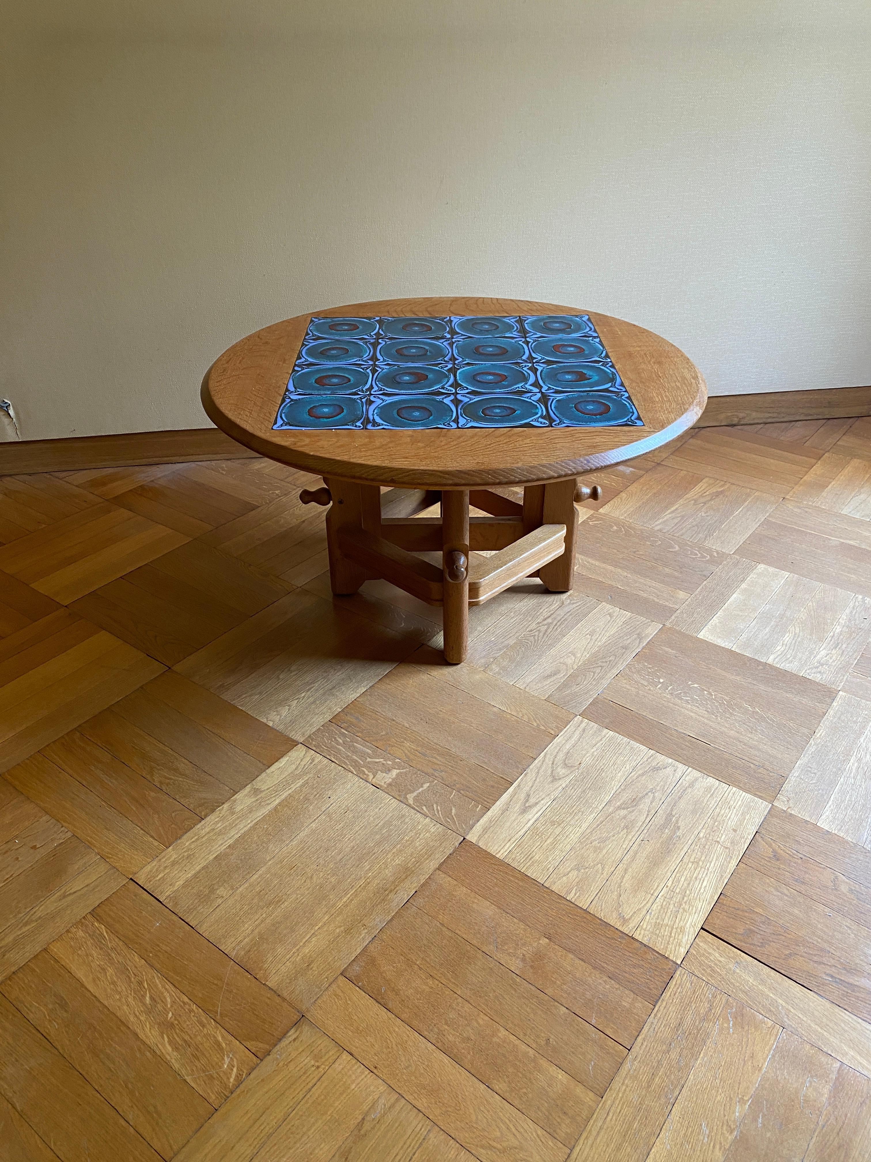Robert Guillerme et Jacques Chambron, gueridón de roble modelo Stanislas con cerámica.
Mesa con sistema de dos posiciones: Puede ser gueridón o mesa de comedor (sistema arriba y abajo).
Edición Votre Maison, hacia 1970.