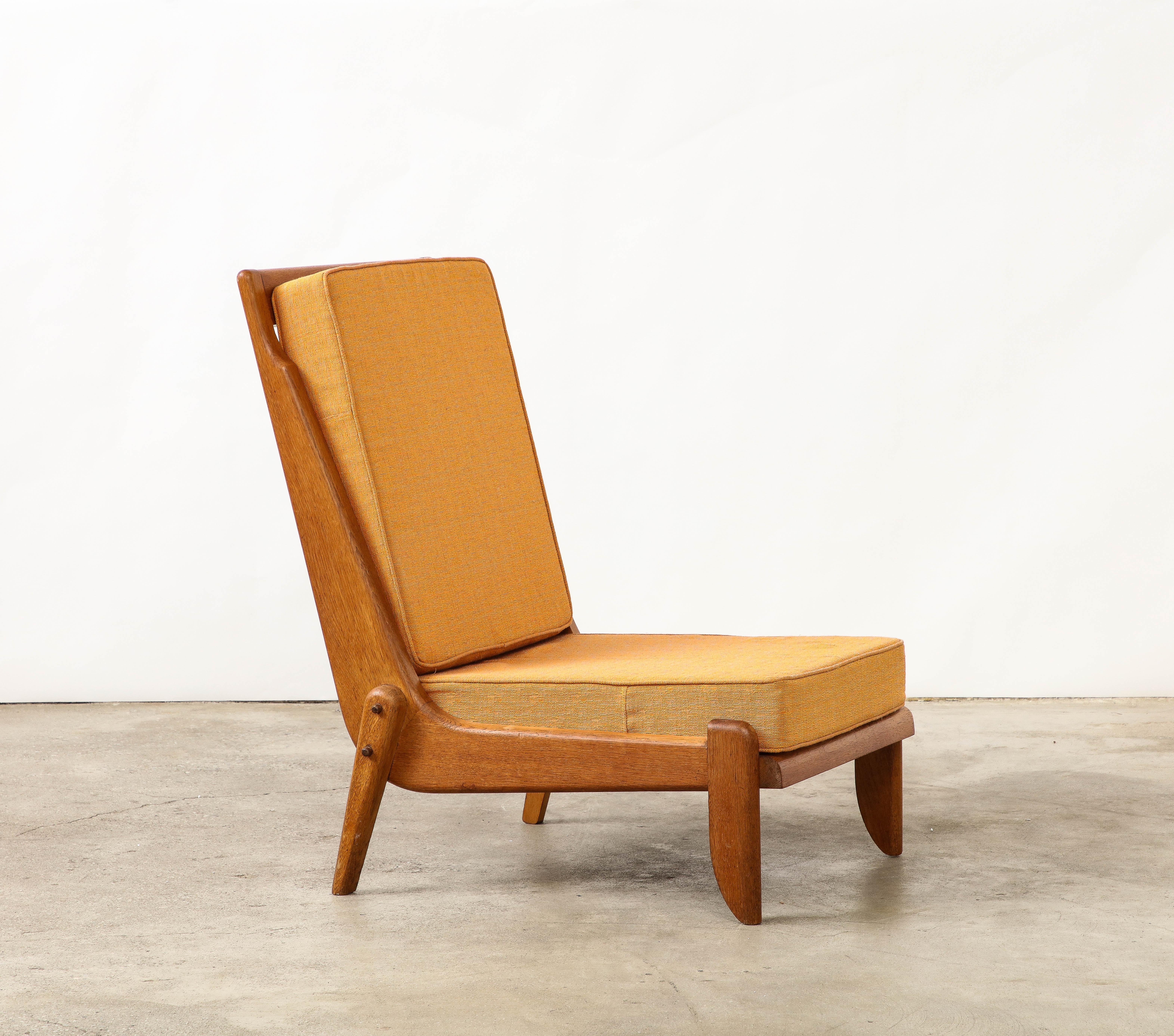 Deux disponibles, vendus individuellement.

Ces chaises de salon basses sont dotées d'un cadre en chêne patiné magnifiquement figuré et de pieds sculptés et assemblés avec soin.
