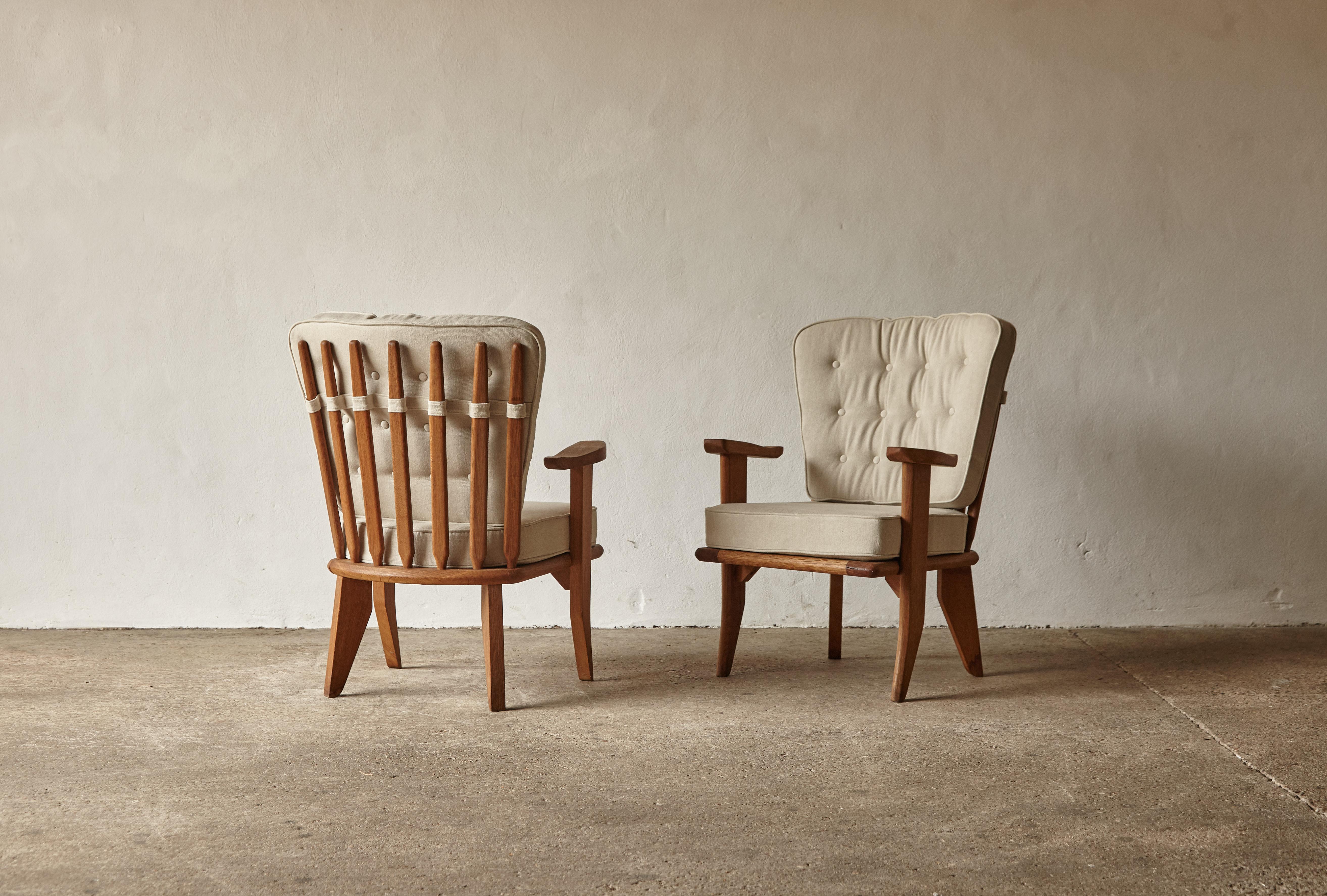 Rare paire de chaises / fauteuils de salon Guillerme et Chambron en chêne, France, années 1960. Edition Votre Maison. Bon état d'origine avec coussins nouvellement recouverts de lin Pierre Frey. Expédition rapide dans le monde entier.


