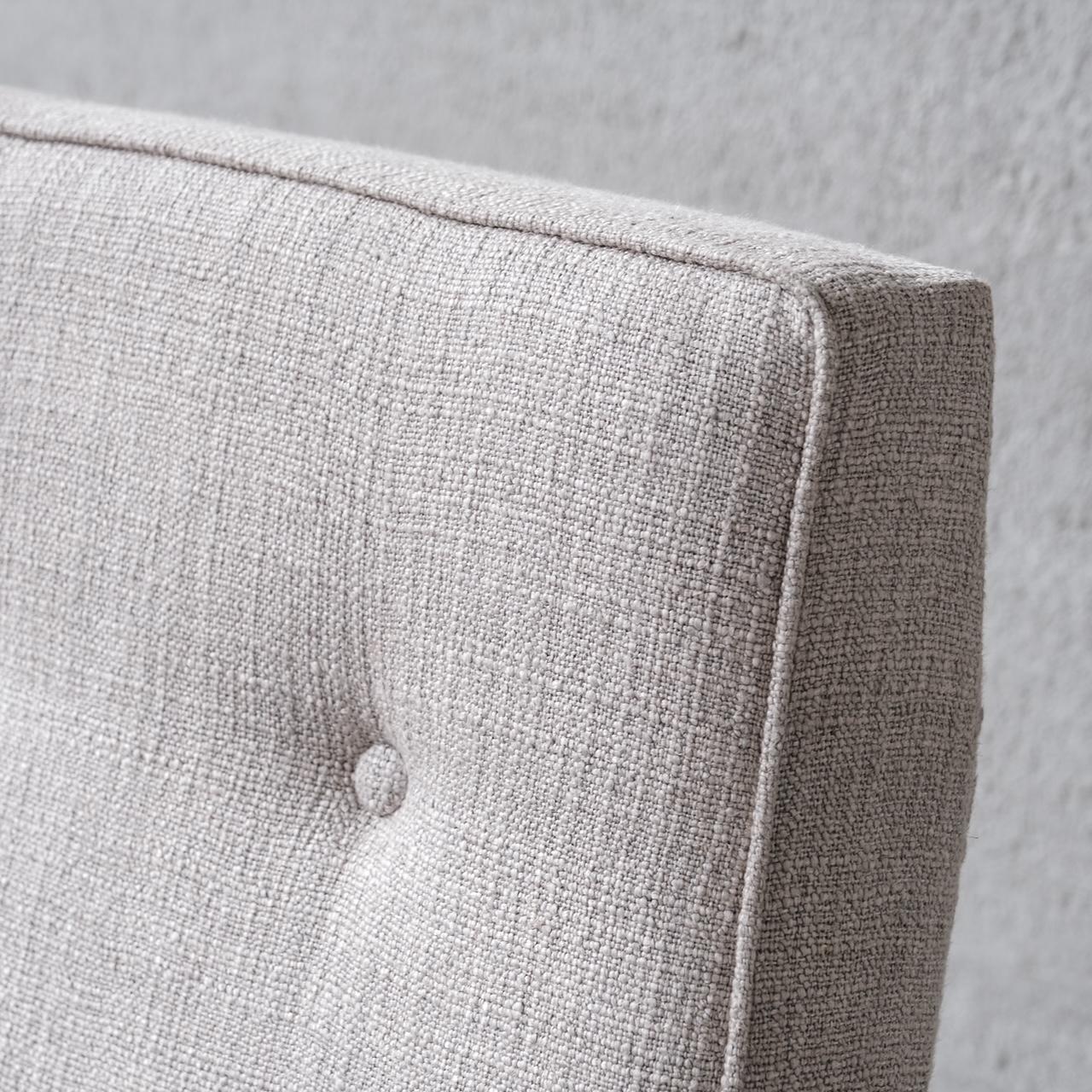Guillerme et Chambron Oak Oak Mid-Century French Upholstered Armchair (Fauteuil tapissé en chêne) en vente 2