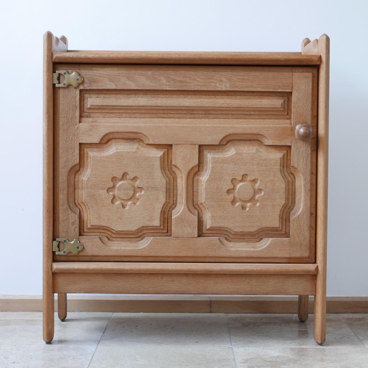 A Guillerme et Chambron midcentury oak cabinet
One of two similar cabinets available
This listing is for the smaller one in the duo photo.
By French design legends Guillerme et Chambron.
Formed from oak.
Chunky good quality brass
