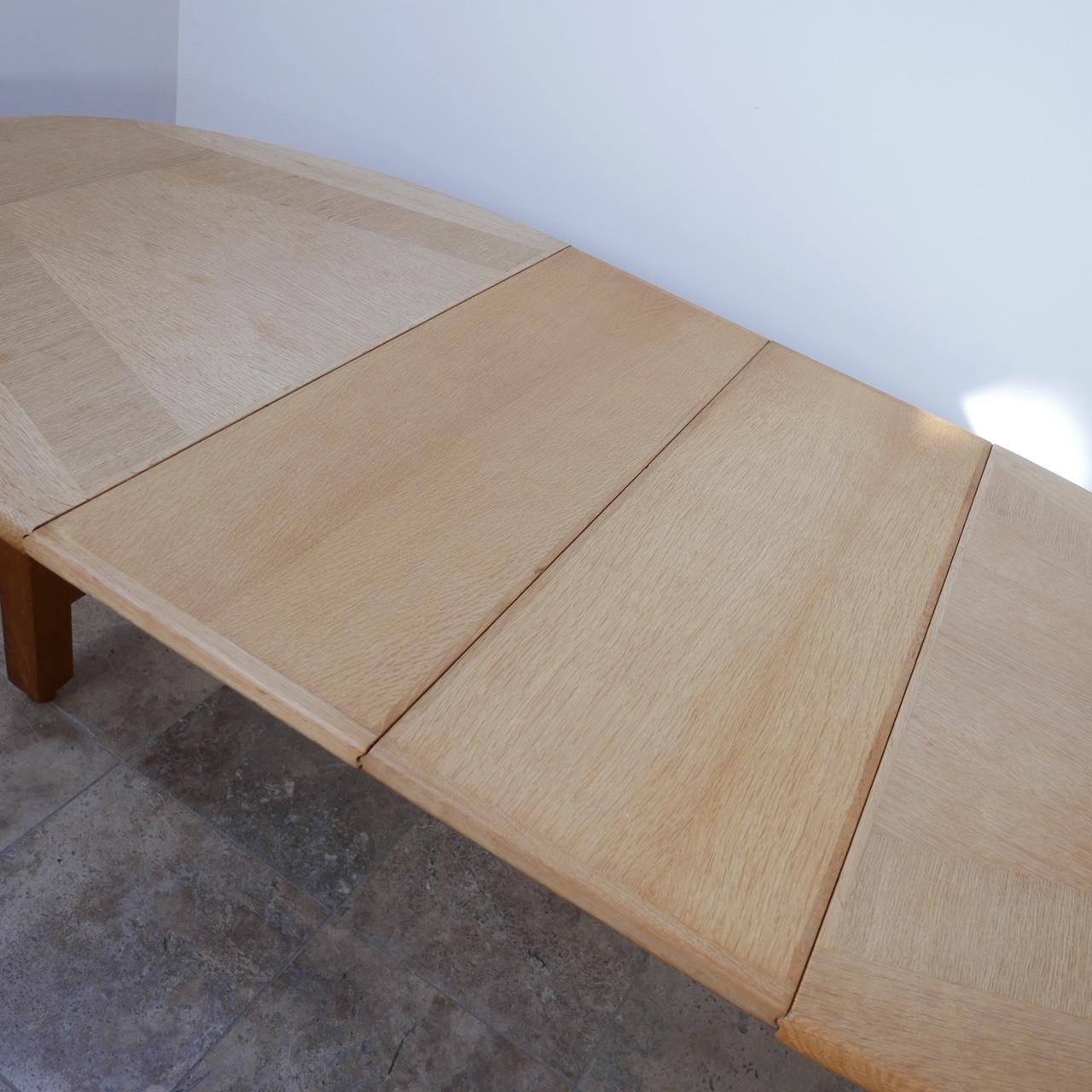 Guillerme et Chambron Oak Oval French Extendable Dining Table In Good Condition In London, GB