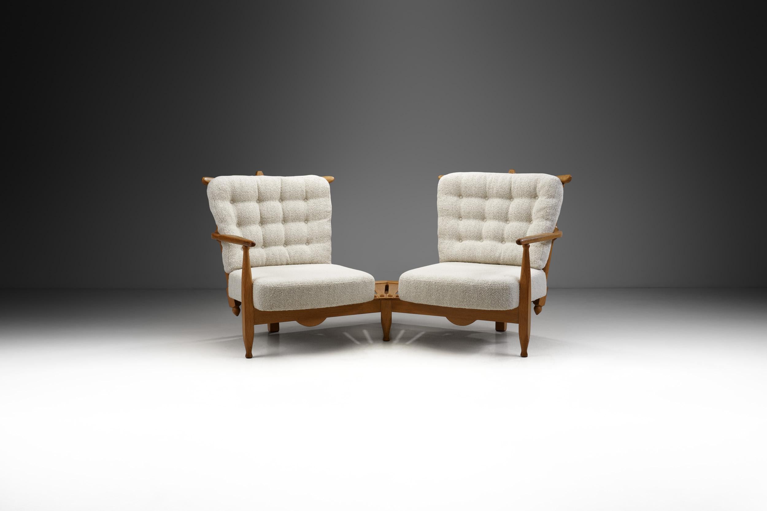 Questo raro divano in rovere è un pezzo delizioso anche se confrontato con gli altri modelli di sedute del repertorio del duo di designer francesi Robert Guillerme e Jacques Chambron. Questo modello merita davvero aggettivi come unico o addirittura