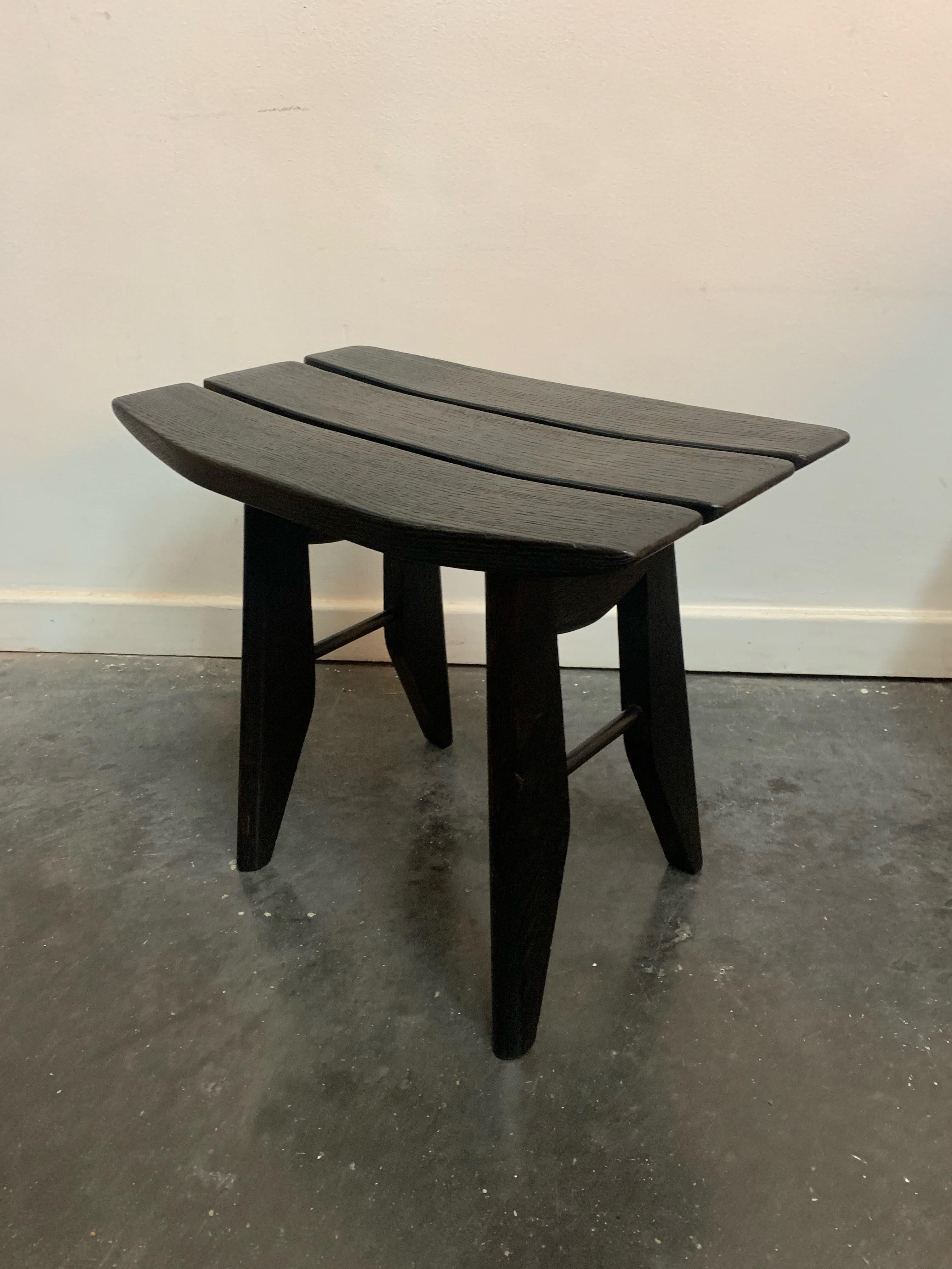 Ein Eichenholzhocker von Guillerme et chambron edition votre  Maison