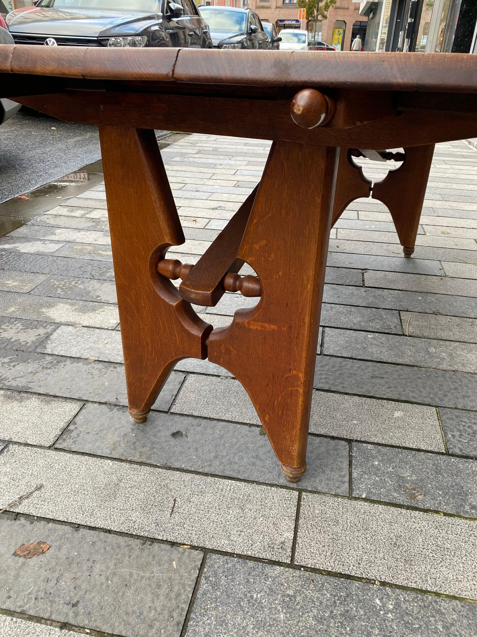 Guillerme et Chambron, Table en chêne avec 2 tiroirs coulissants sous le plateau, vers 1970 en vente 7