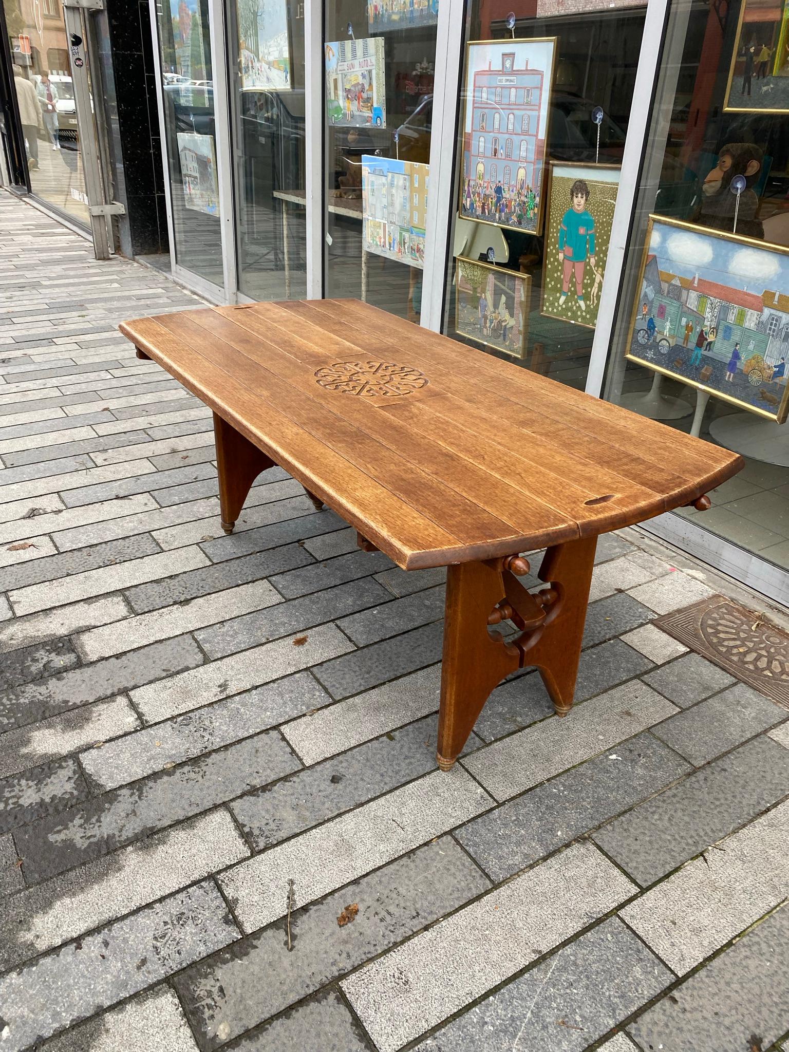 Guillerme et Chambron, table en chêne avec 2 tiroirs coulissants sous le plateau,circa 1970
2 extensions en chêne permettent de prolonger la table jusqu'à 245 cm.
Dimension ouverte : 73 x 245 x 85 cm.


 