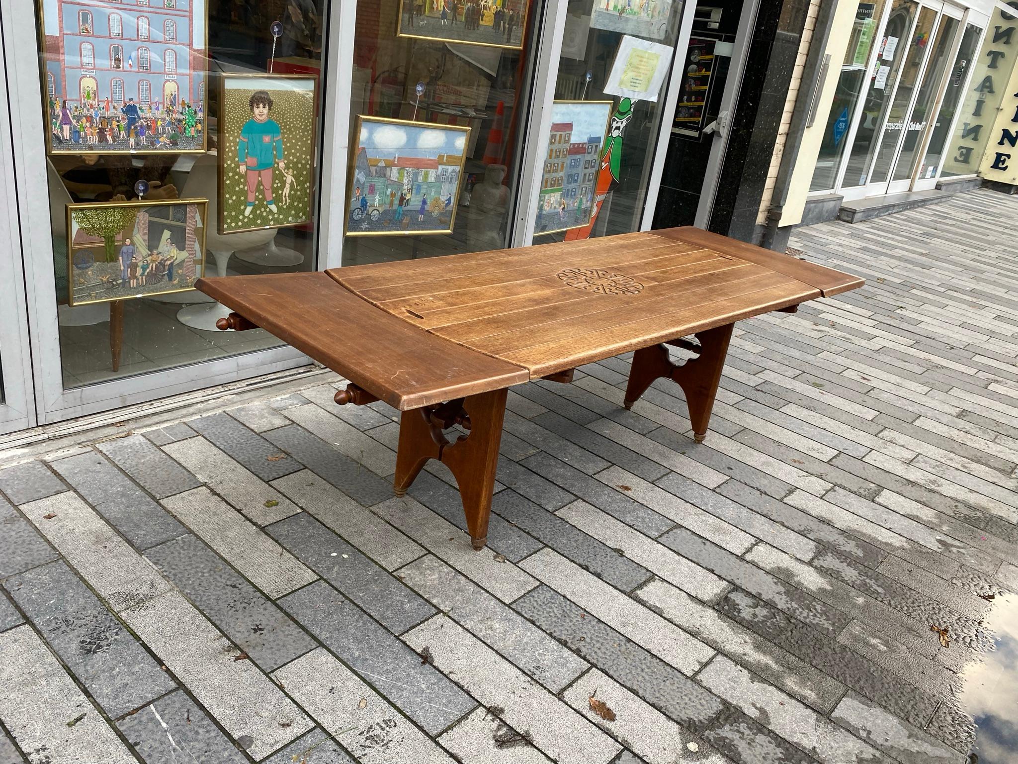 Guillerme et Chambron, Table en chêne avec 2 tiroirs coulissants sous le plateau, vers 1970 en vente 2