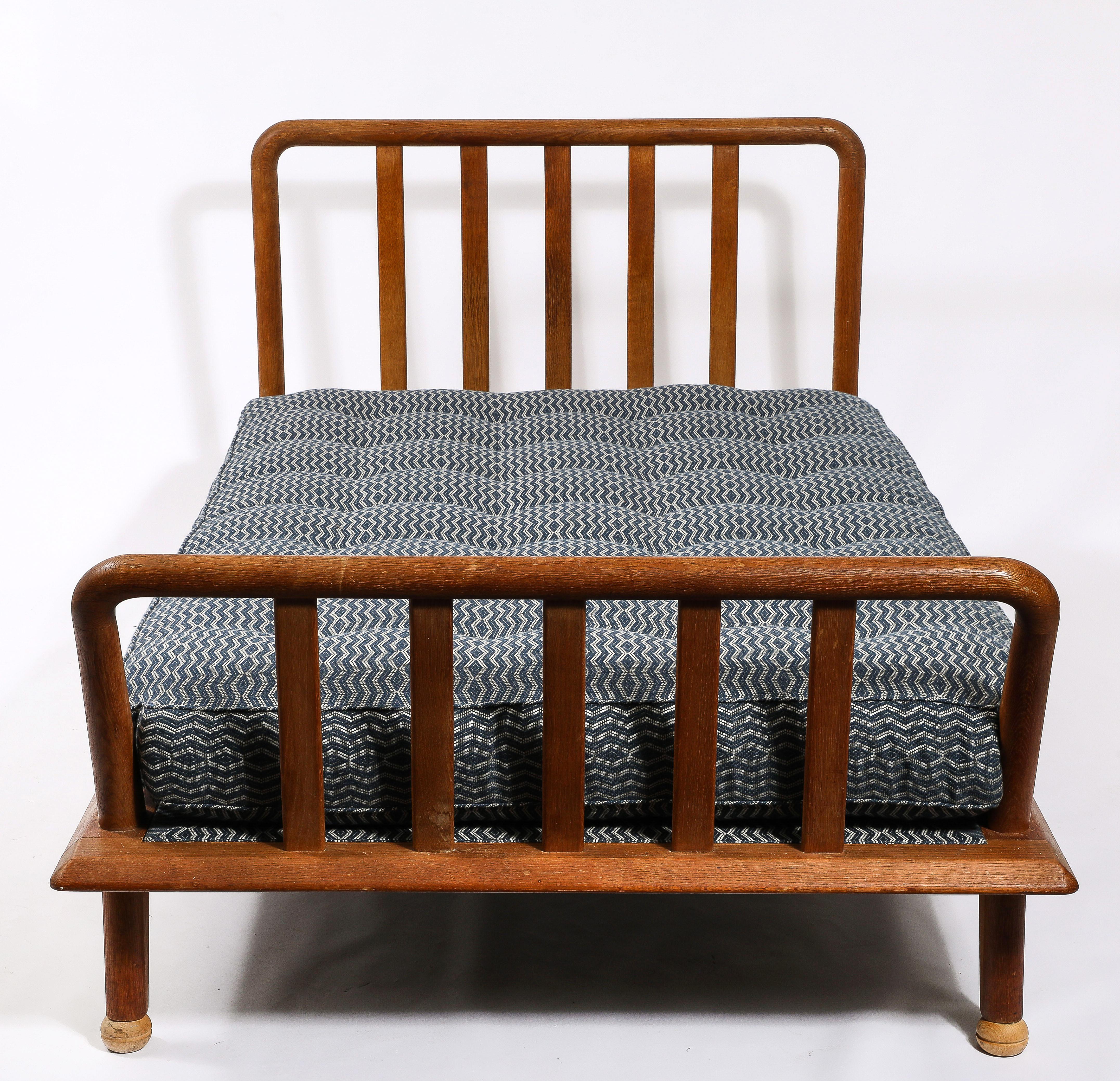 Letto da giorno imbottito in Oak di Guillerme et Chambron, Francia, anni '50 3
