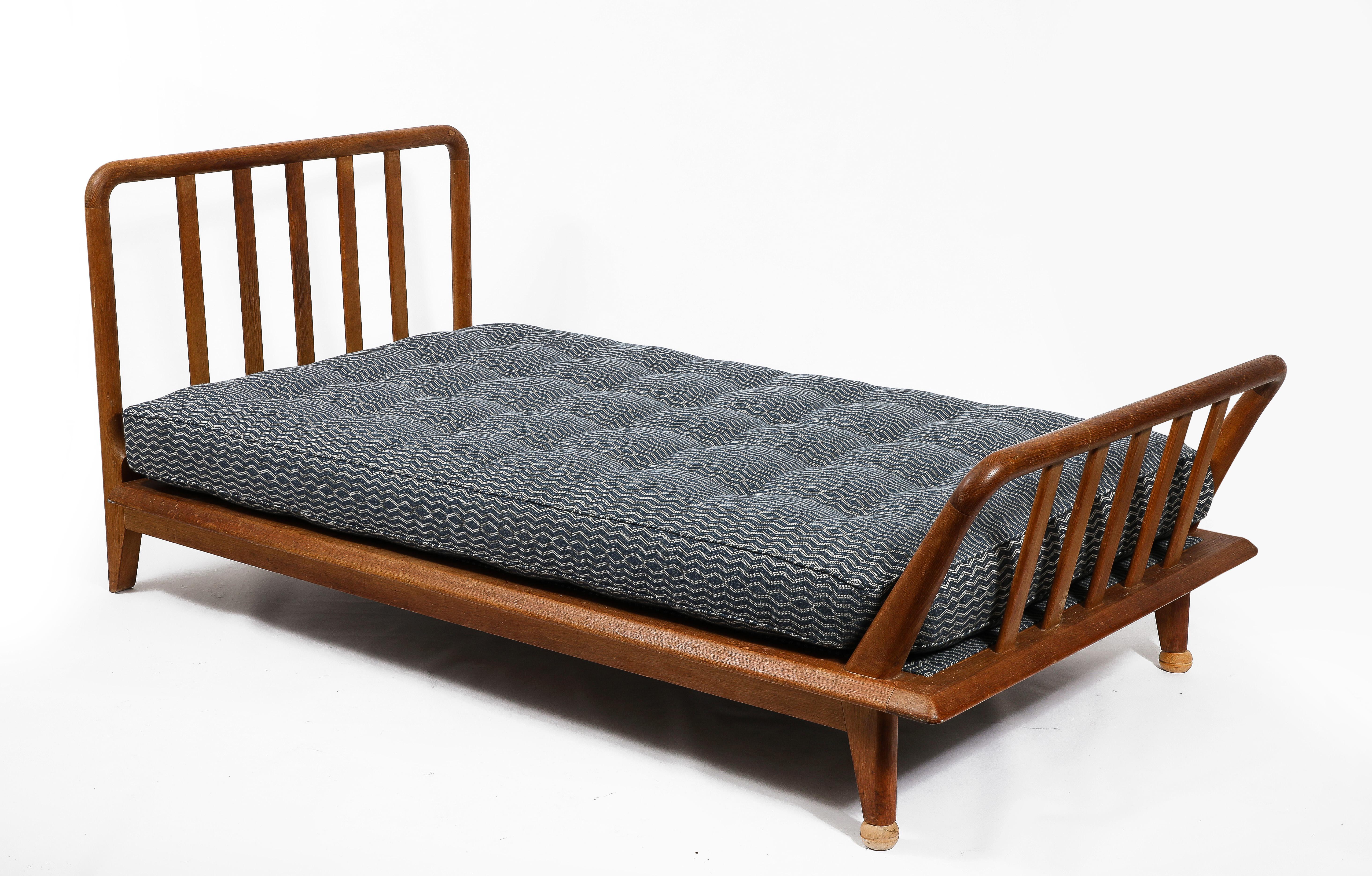 Letto da giorno imbottito in Oak di Guillerme et Chambron, Francia, anni '50 5