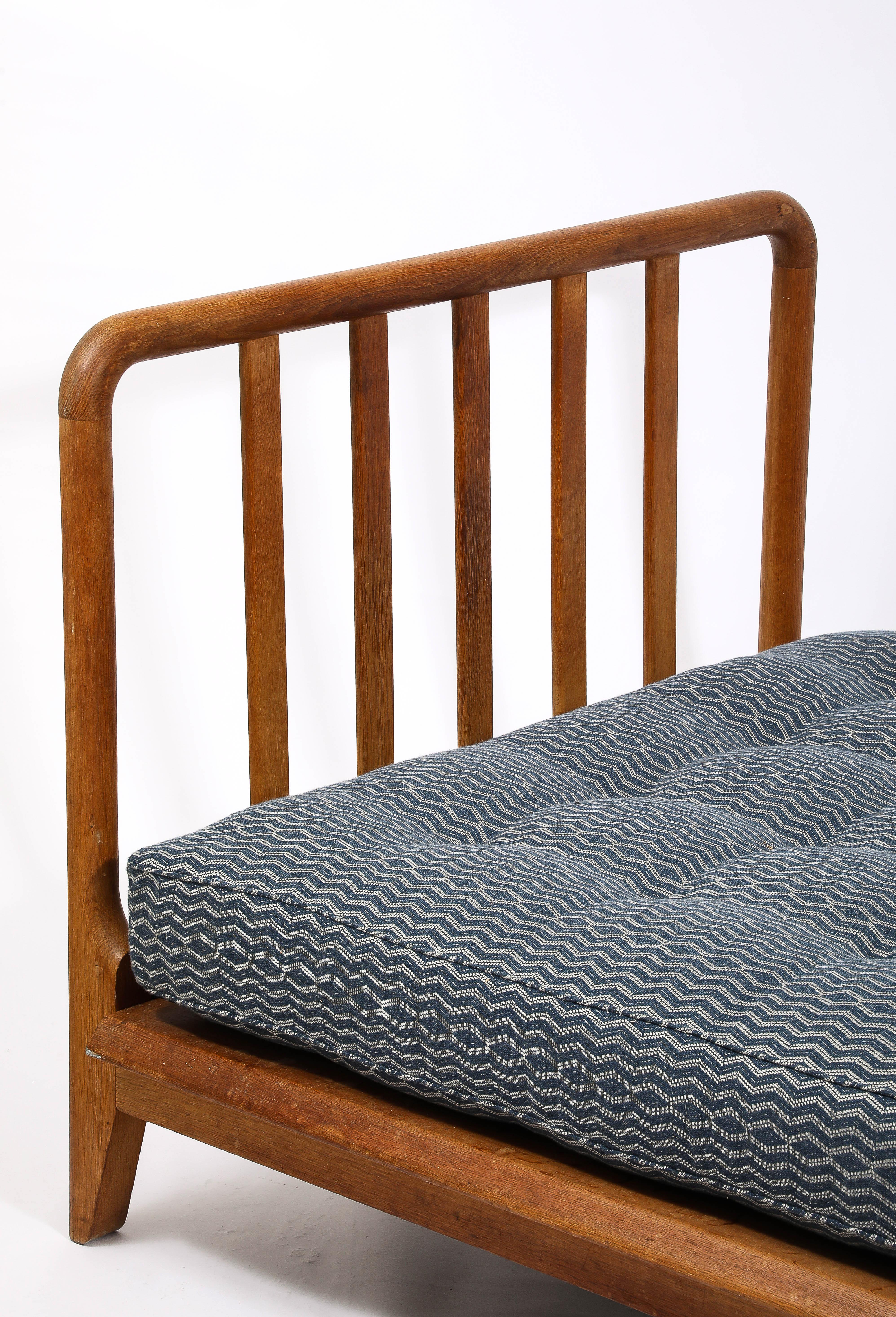 Letto da giorno imbottito in Oak di Guillerme et Chambron, Francia, anni '50 6