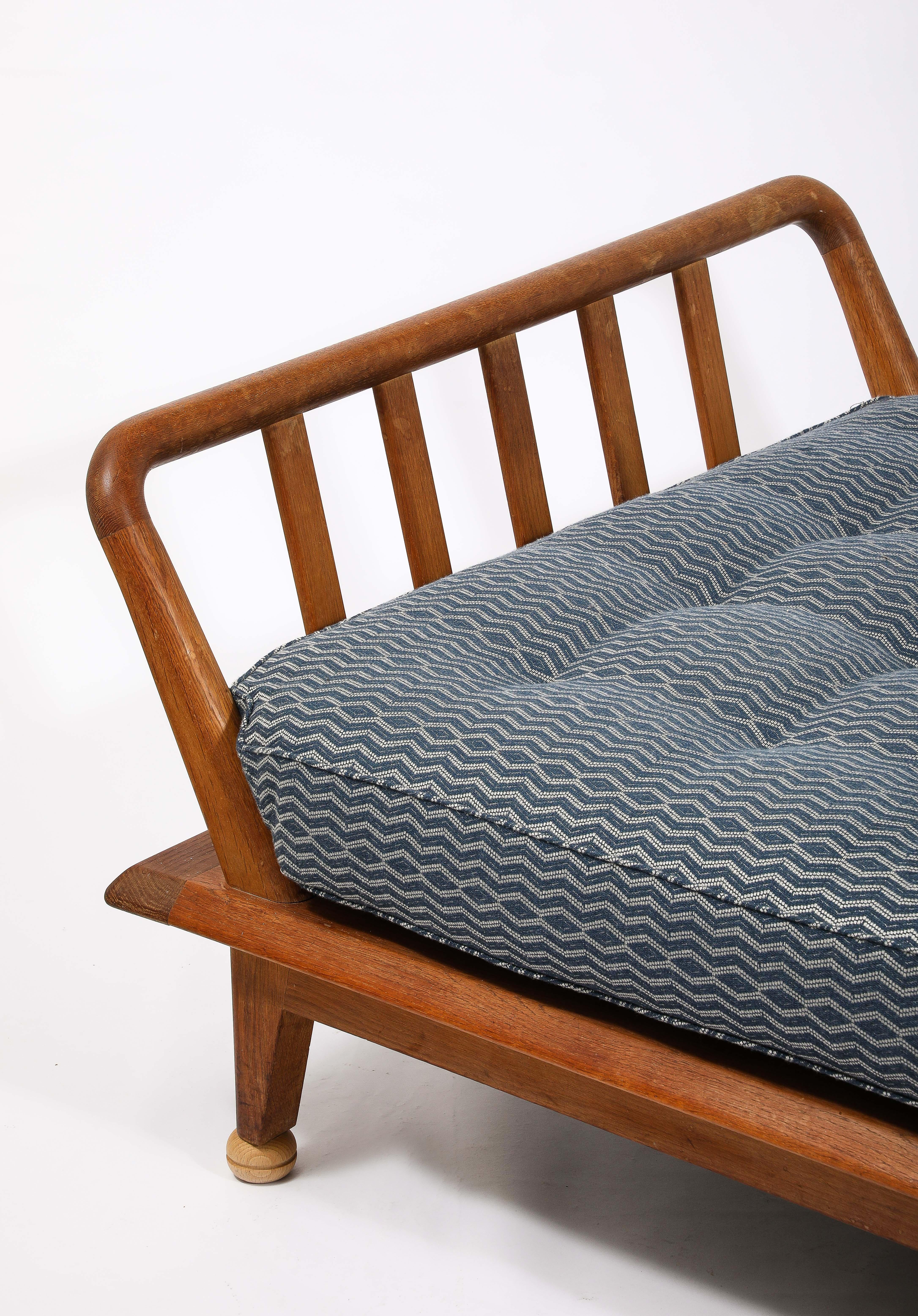 Mid-Century moderno Letto da giorno imbottito in Oak di Guillerme et Chambron, Francia, anni '50