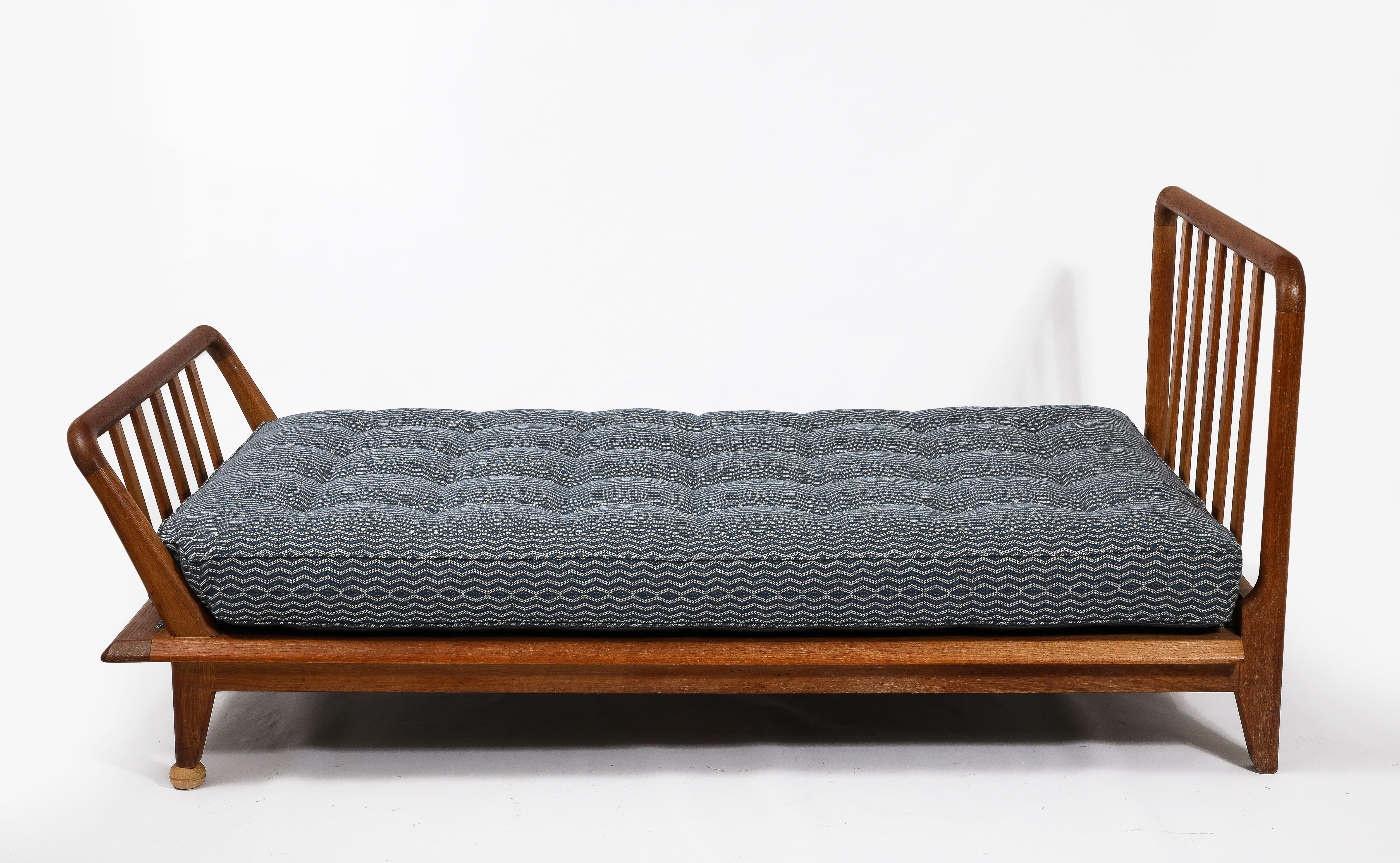 Letto da giorno imbottito in Oak di Guillerme et Chambron, Francia, anni '50 In condizioni buone a New York, NY