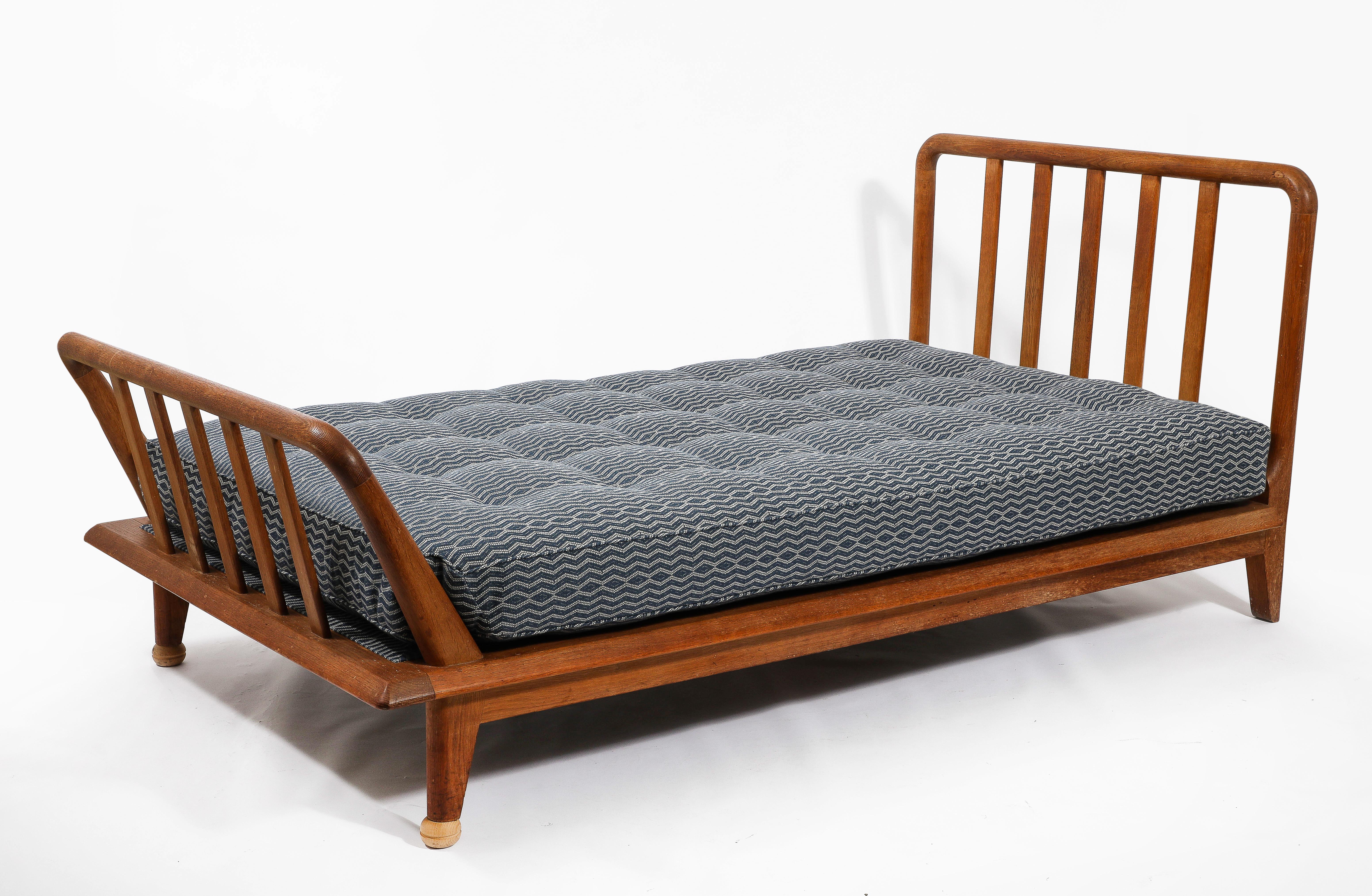 Letto da giorno imbottito in Oak di Guillerme et Chambron, Francia, anni '50 1