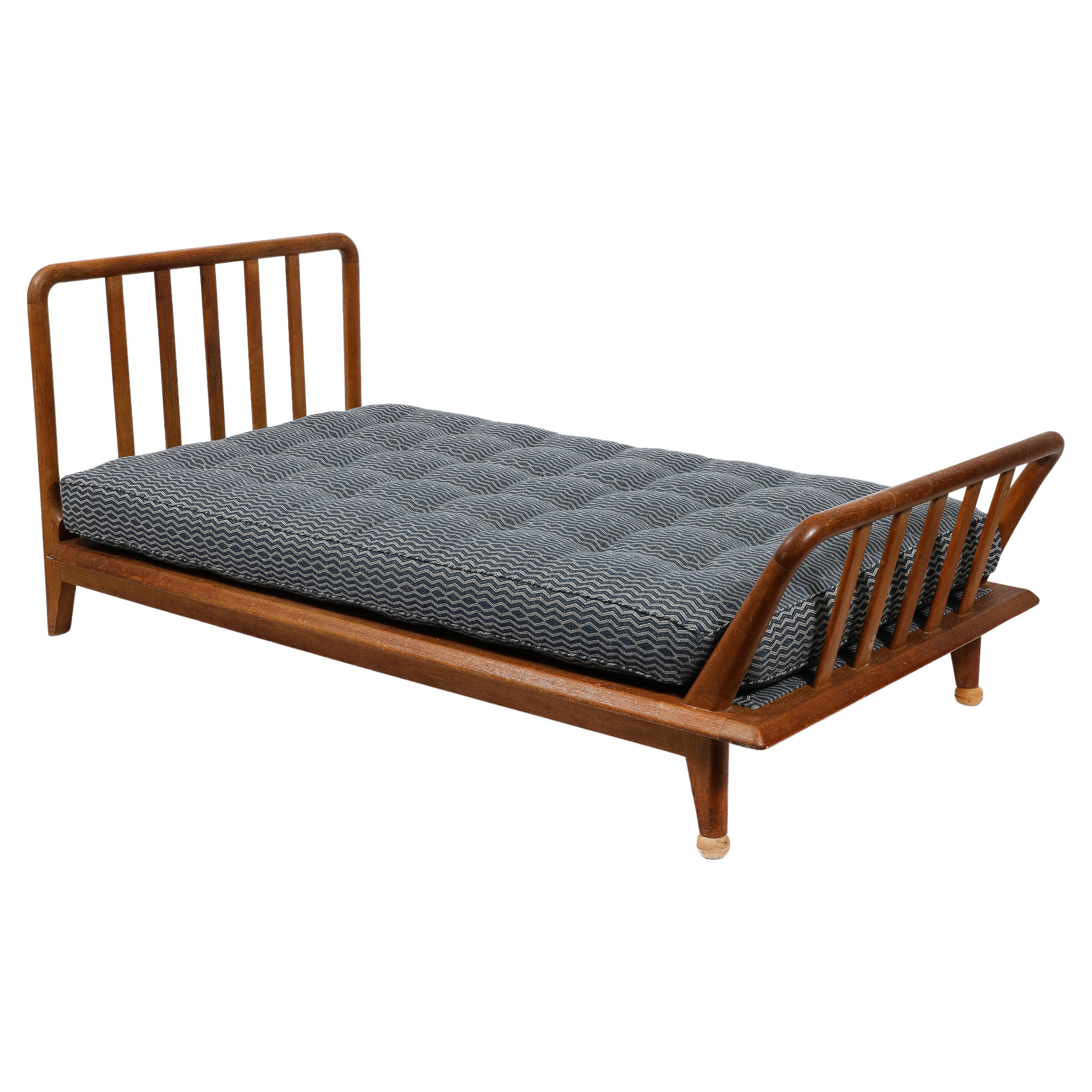 Letto da giorno imbottito in Oak di Guillerme et Chambron, Francia, anni '50