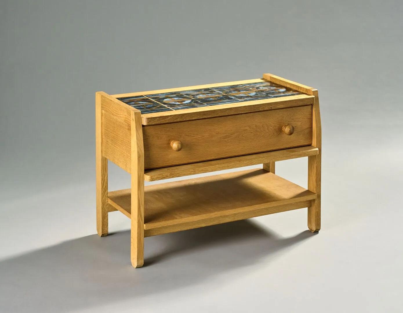 Guillerme et Chambron, meuble d'appoint en chêne et céramique vers 1960/1970.
Édition 