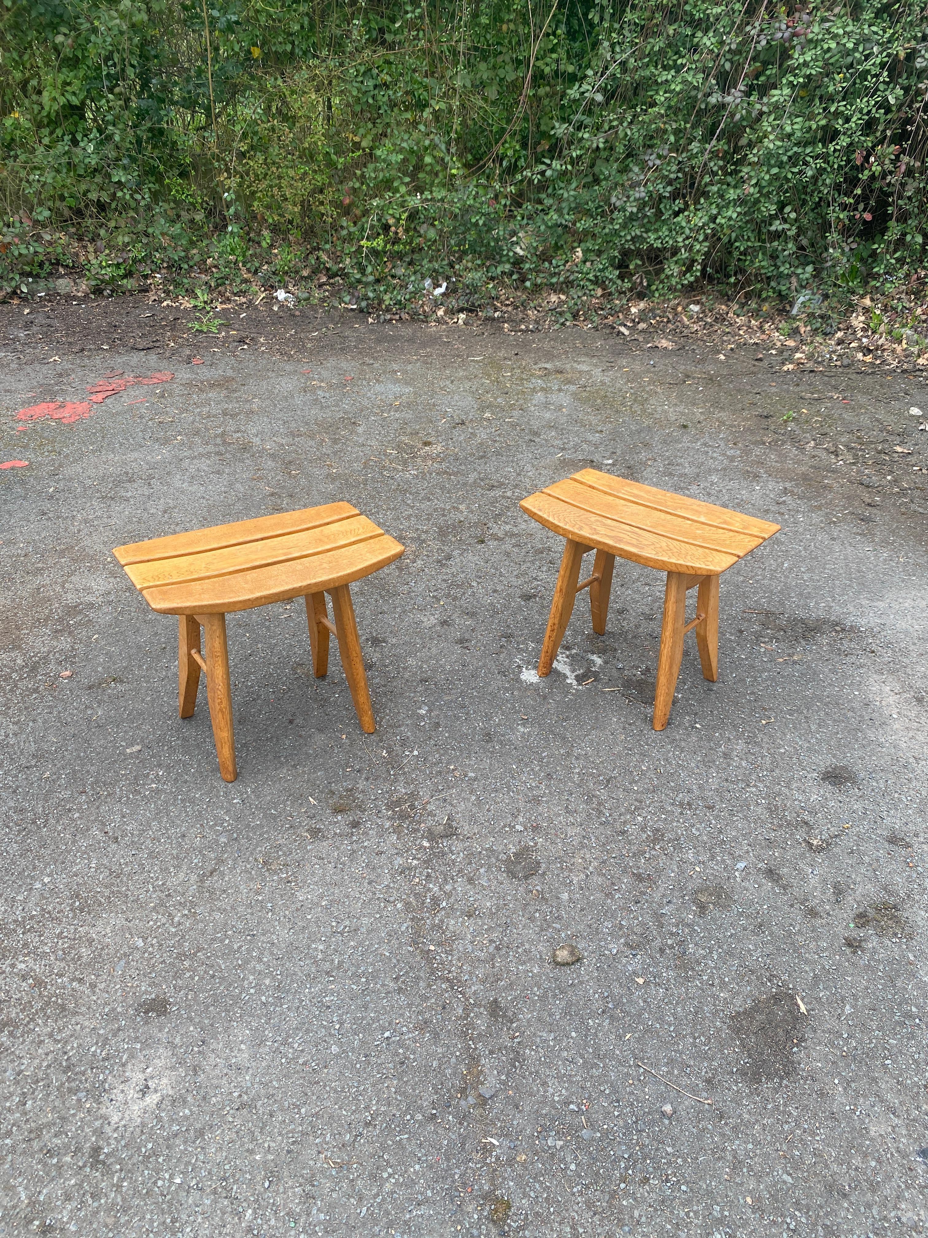 Guillerme et Chambron, 1970 2 fauteuils en chêne 