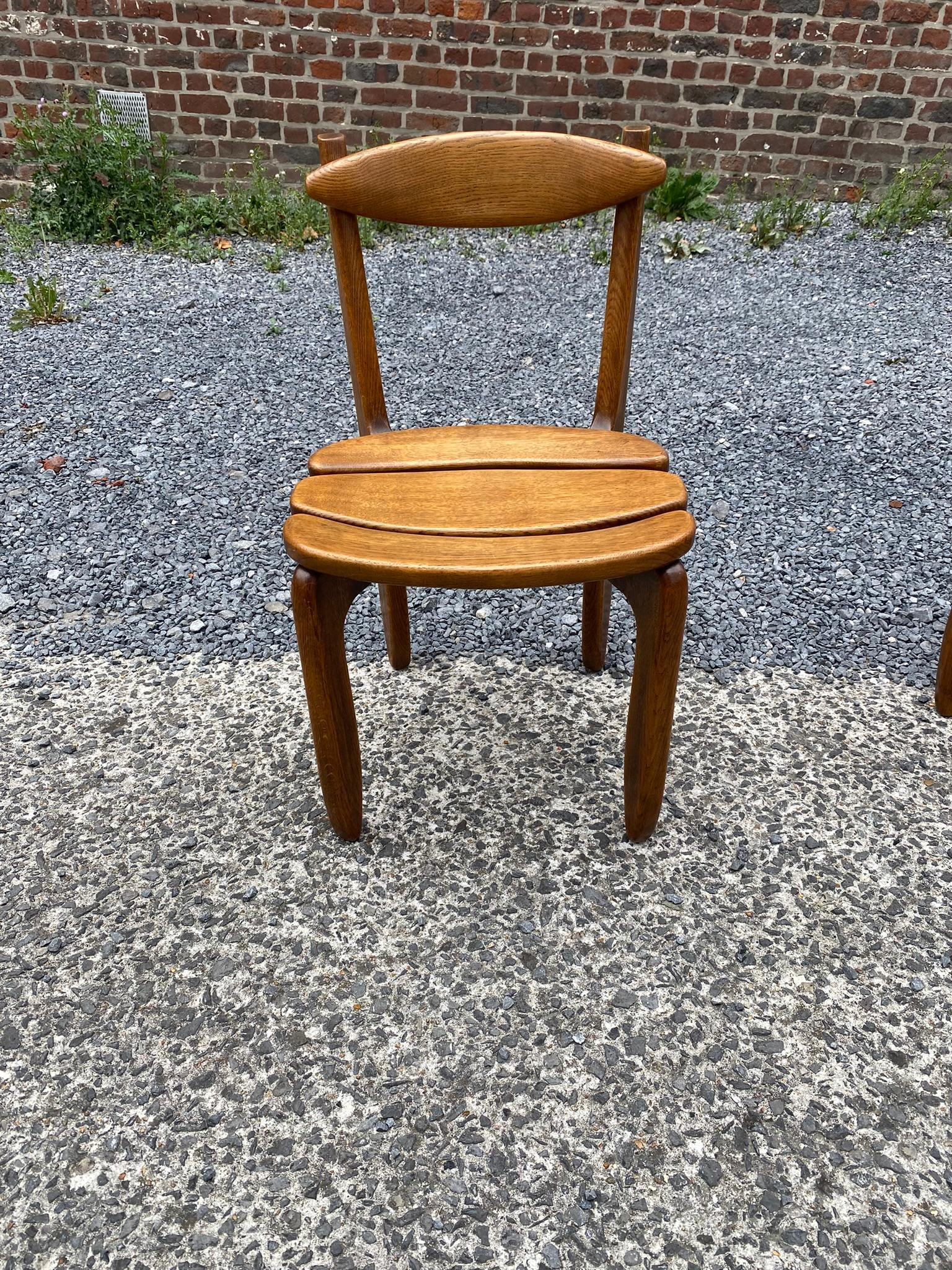 Guillerme et Chambron, Paire de chaises en chêne massif, Édition Votre Maison, 1970 en vente 3