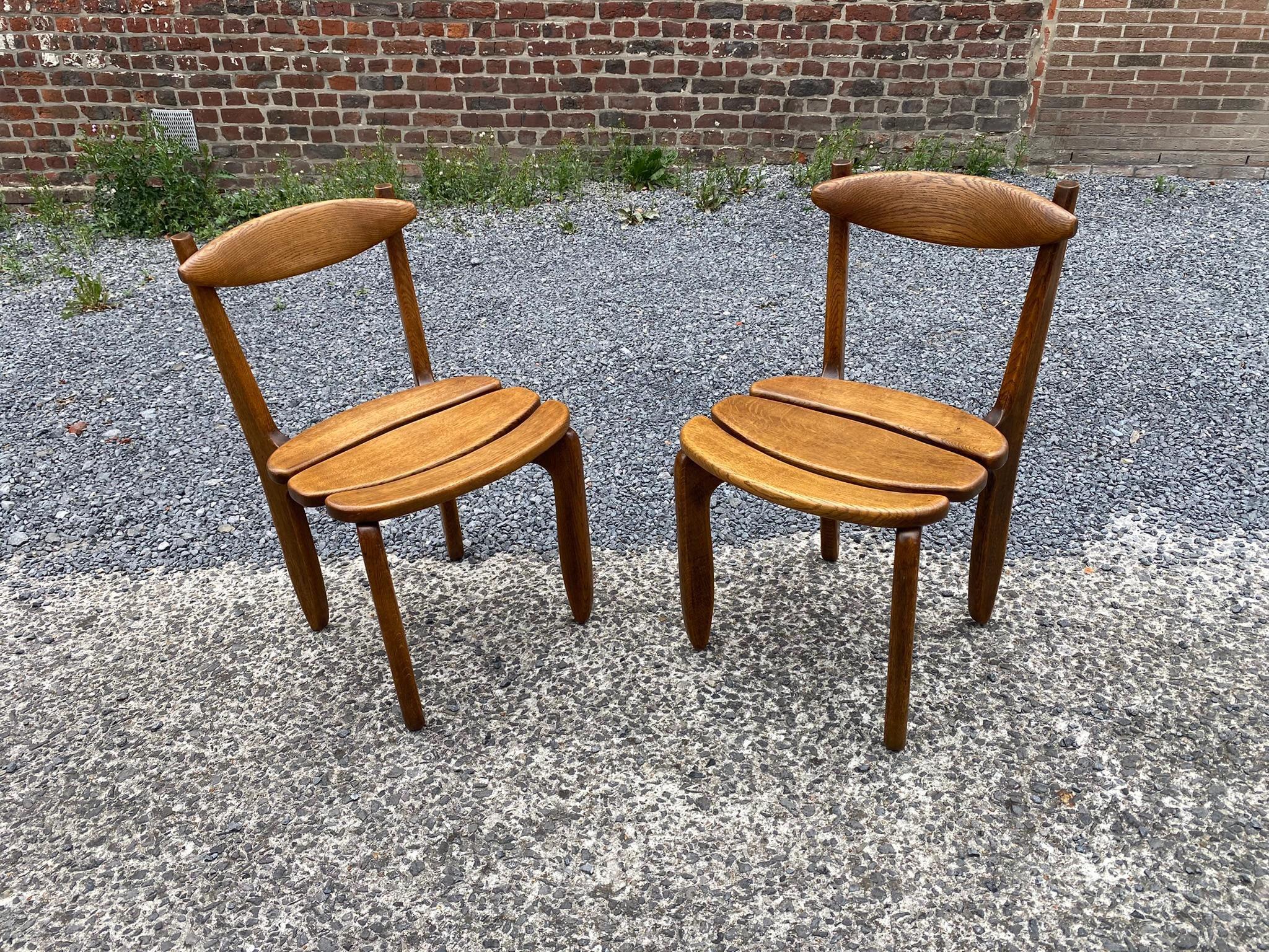 Guillerme et Chambron, paire de chaises en chêne massif, Edition Votre Maison 1970.