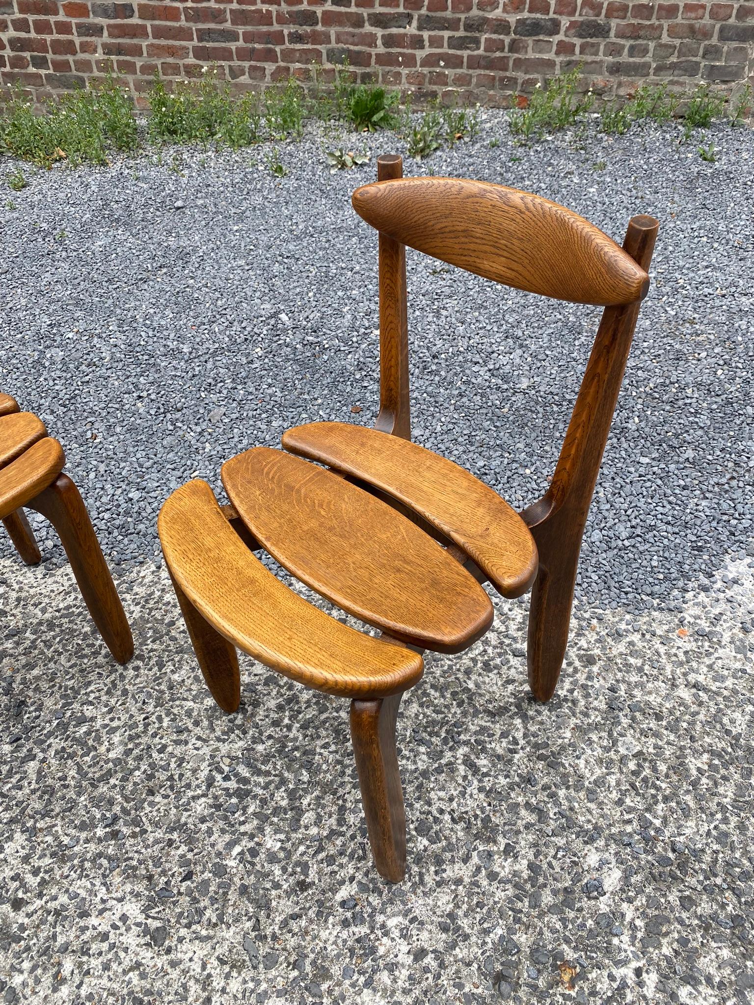 Français Guillerme et Chambron, Paire de chaises en chêne massif, Édition Votre Maison, 1970 en vente