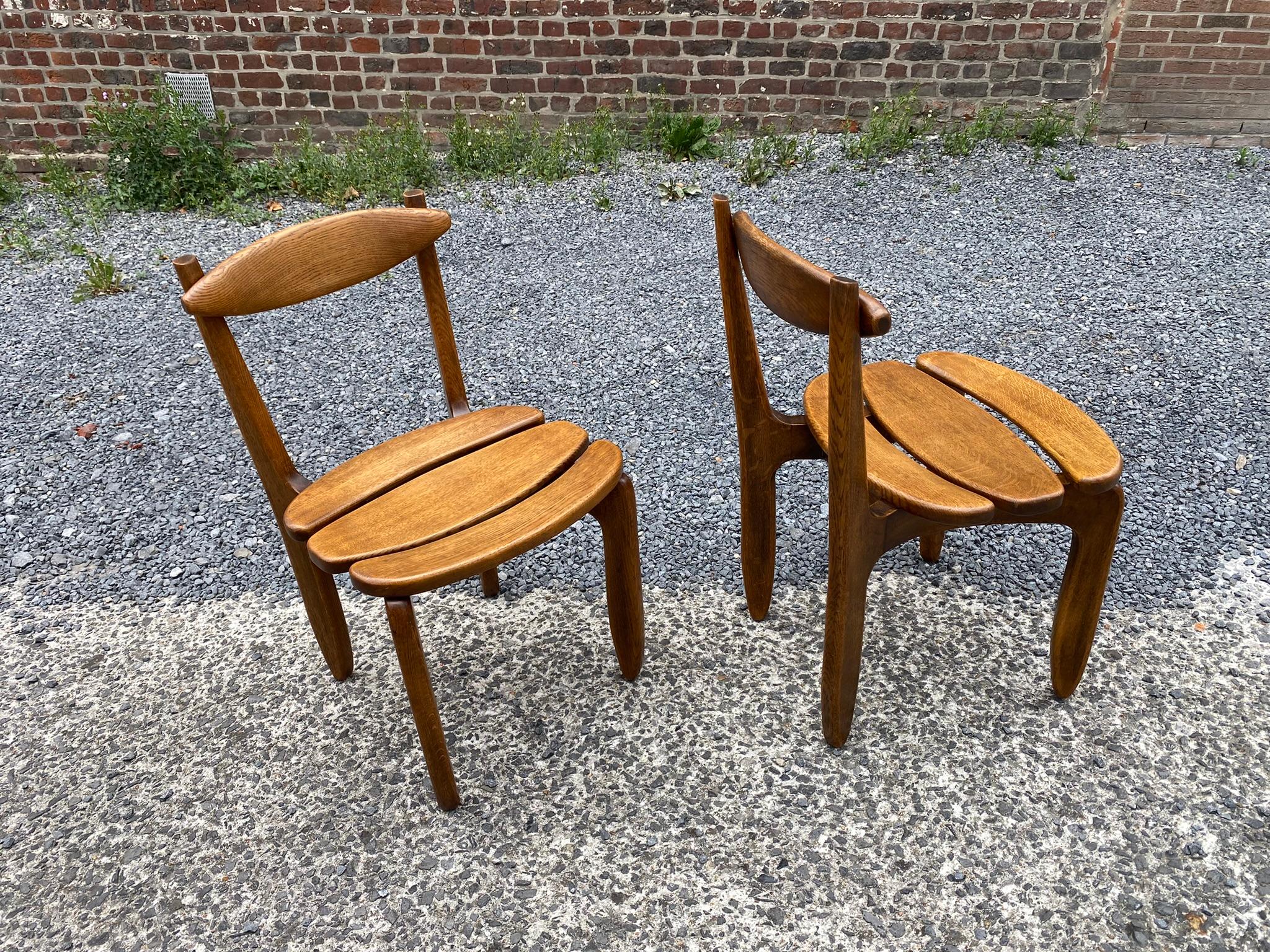 Guillerme et Chambron, Paire de chaises en chêne massif, Édition Votre Maison, 1970 Bon état - En vente à Saint-Ouen, FR