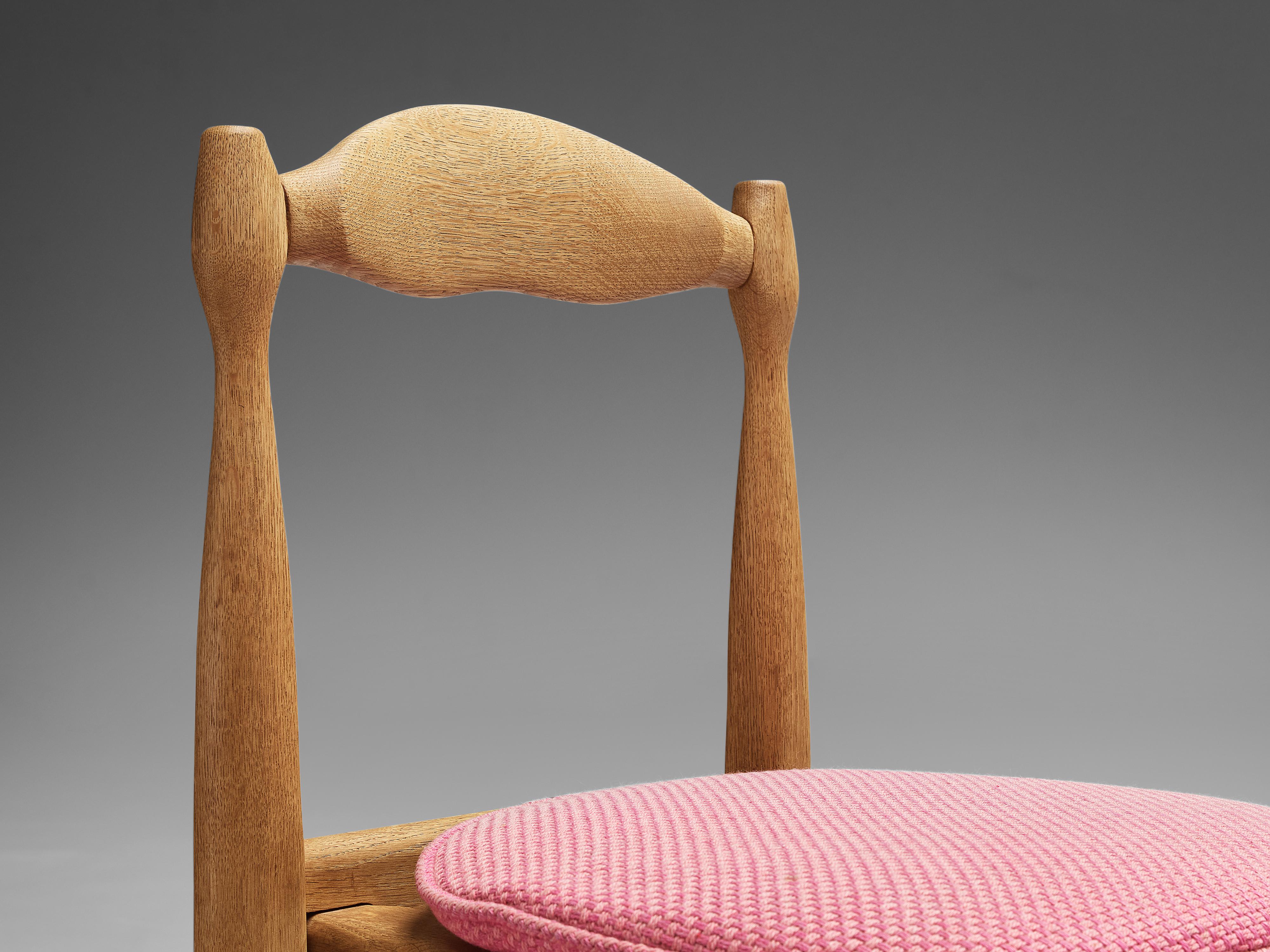 Guillerme et Chambron Pair of Dining Chairs in Oak and Pink Fabric In Good Condition In Waalwijk, NL
