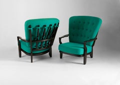 Guillerme et Chambron, Paar Sessel aus ebonisierter Eiche, Frankreich, Mitte des Jahrhunderts