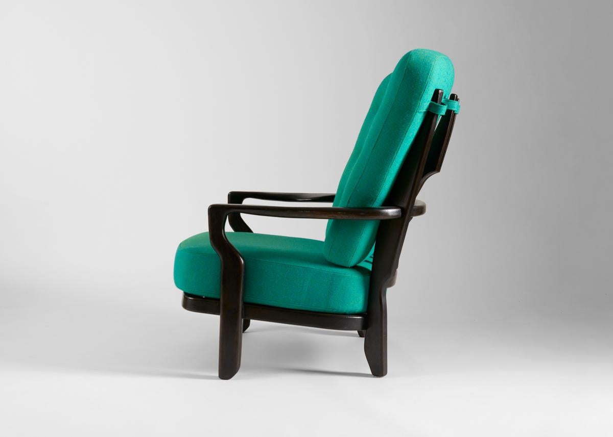 20ième siècle Guillerme et Chambron, paire de fauteuils en chêne ébénisé, France, milieu du siècle dernier en vente