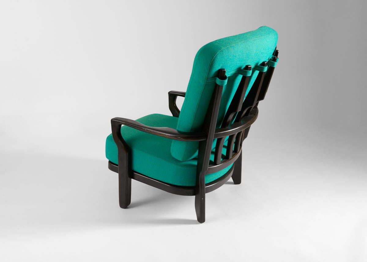 Tissu d'ameublement Guillerme et Chambron, paire de fauteuils en chêne ébénisé, France, milieu du siècle dernier en vente