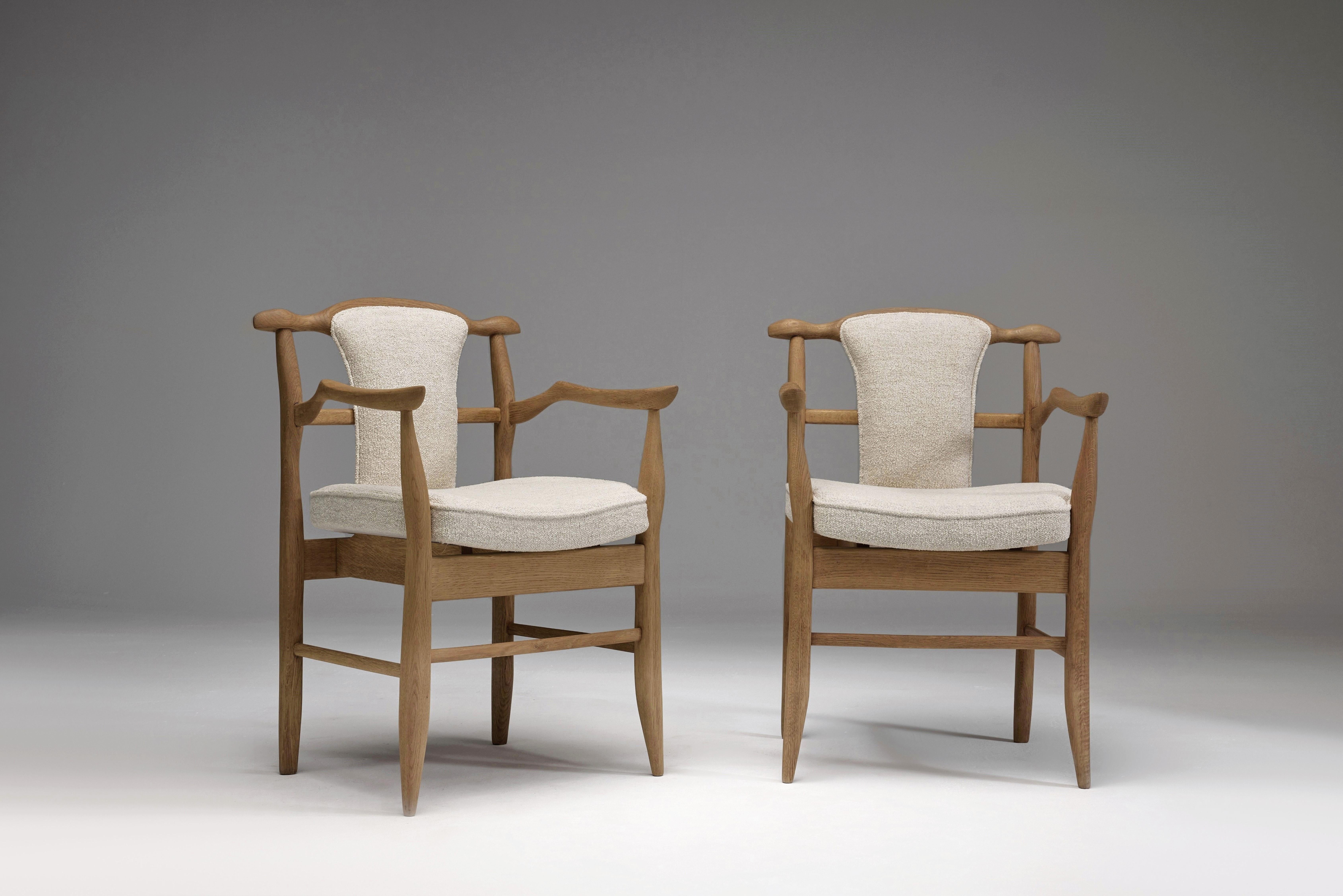 Très rare paire de chaises 'Fumay' avec dossier rembourré, conçues en 1965 par le duo français mondialement connu, Robert Guillerme et Jacques Chambron. 

 Cette paire de fauteuils en chêne massif 