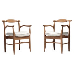 Guillerme et Chambron Paire de fauteuils de salle à manger en Fumay pour Votre Maison, France