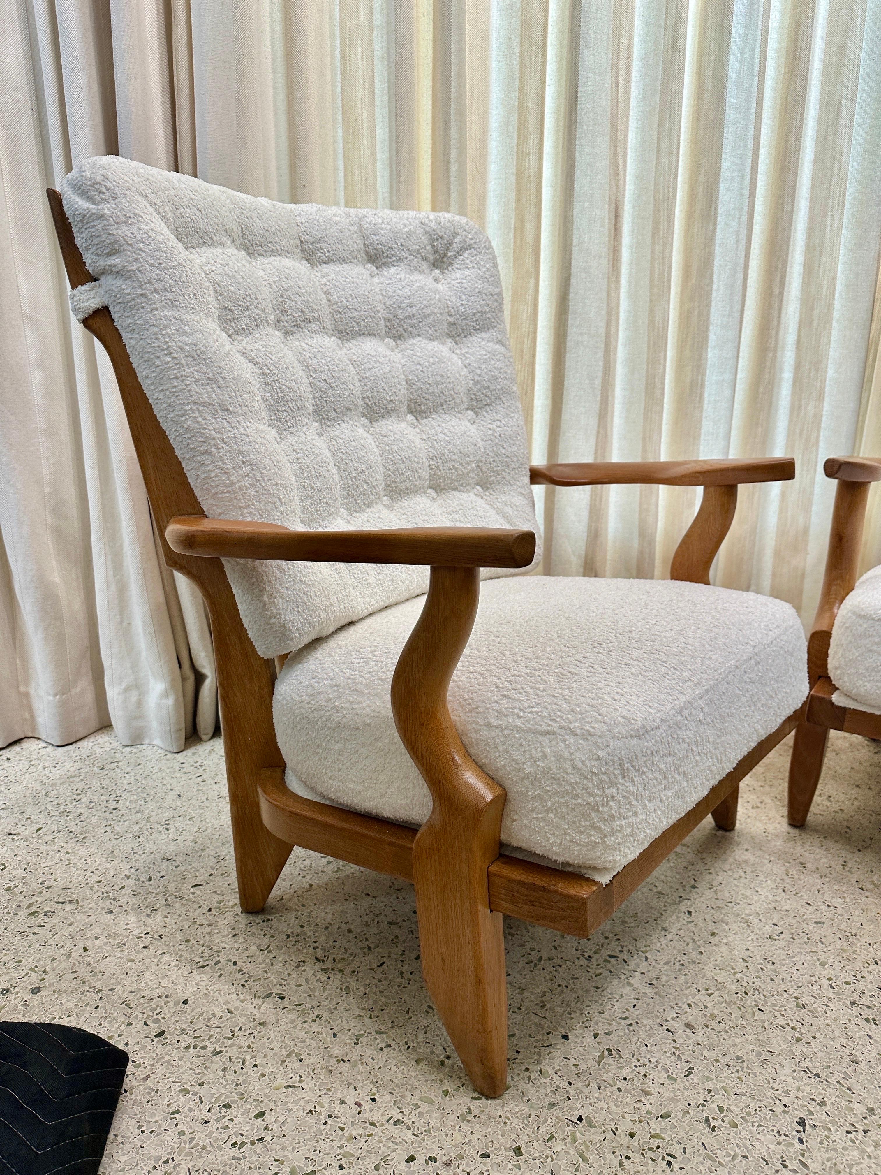 Eccellenti sedie vintage di Guillerme et Chambron per Maison Maison, modello 'Mid-Repos', in Oak con tessuto NEW boucle.  Sedie lounge 'Mid Repos' di Guillerme e Chambron ben scolpite in rovere massiccio con i tipici dettagli decorativi a forma di