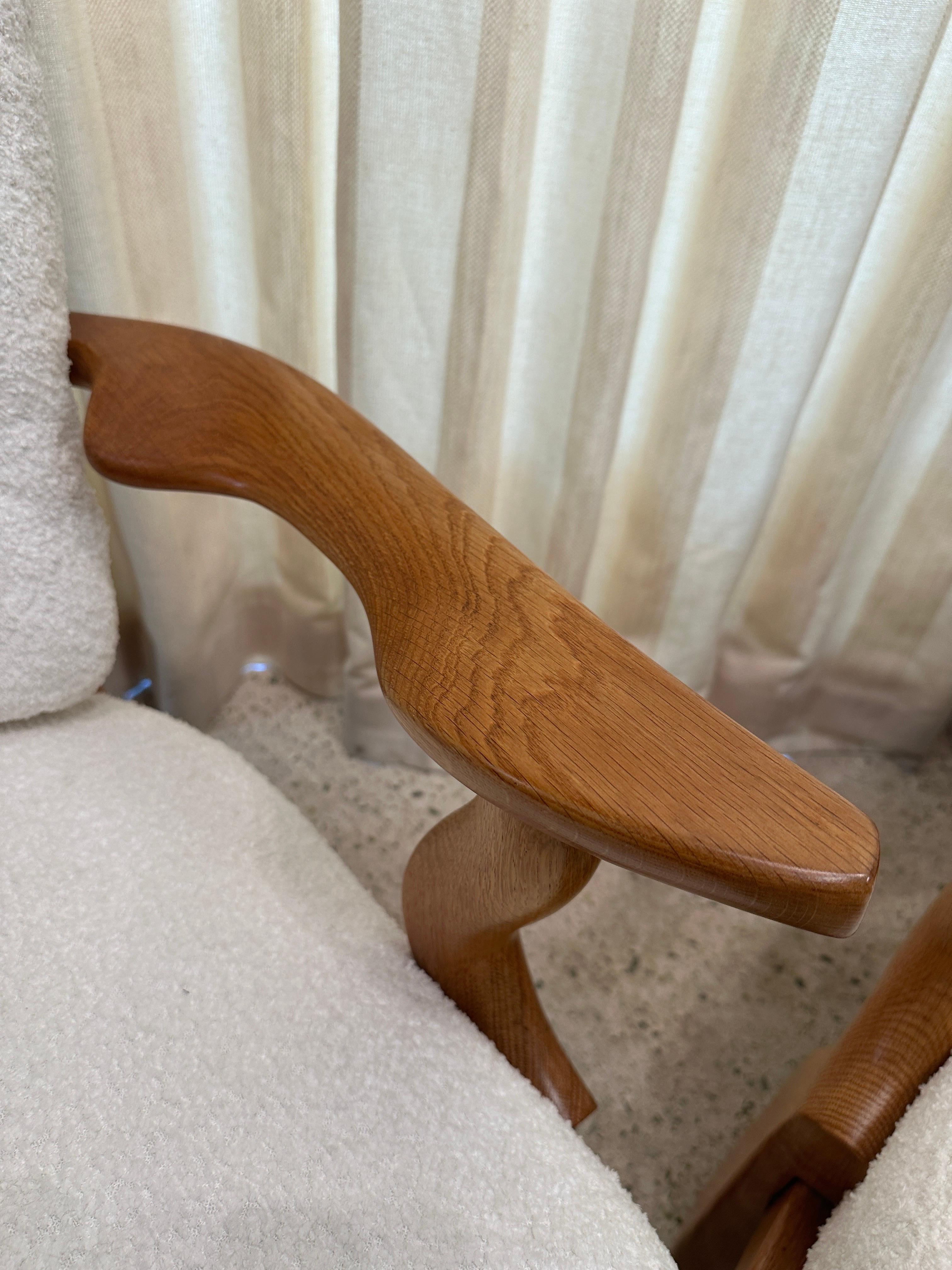 Metà XX secolo Guillerme et Chambron Coppia di poltrone 'Mid Repos' in Oak per Votre Maison in vendita