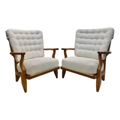 Guillerme et Chambron Pareja de sillones de roble "Mid Repos" para Votre Maison
