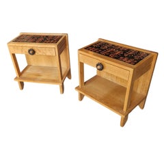 Guillerme et Chambron Paire de tables de chevet ou d'appoint en chêne et céramique
