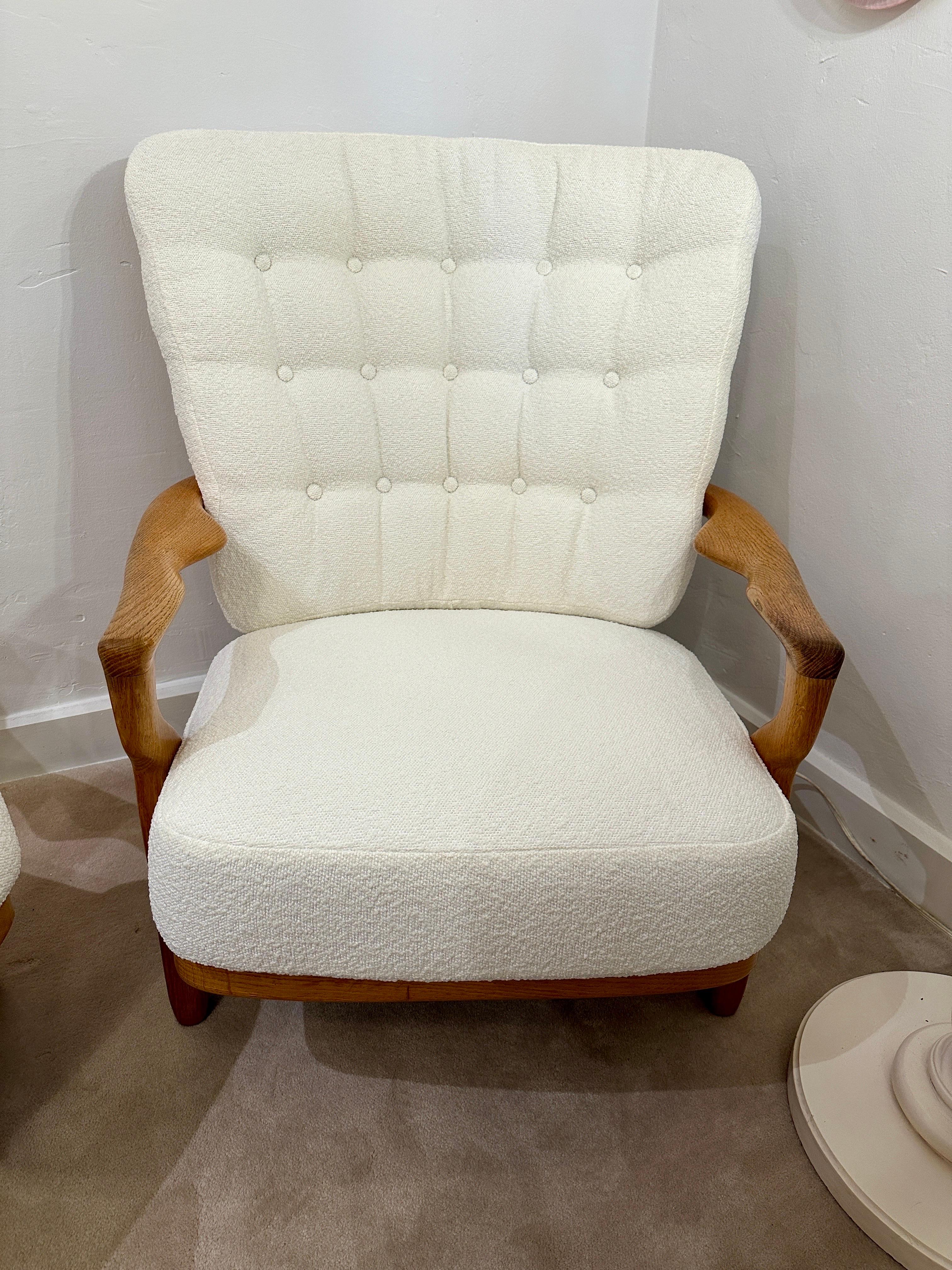 Milieu du XXe siècle Guillerme et Chambron Paire de fauteuils en Oak Romeo & Juliet pour Votre Maison en vente