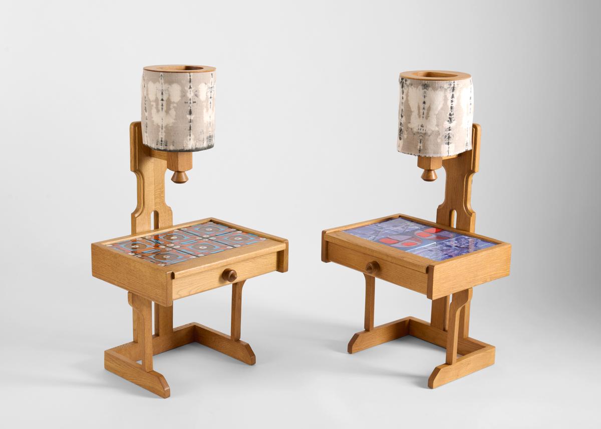 Cette paire de tables de lecture en chêne clair poli, datant du milieu du siècle dernier, a été créée par le célèbre designer français Robert Guillerme dans le cadre d'une ligne de design qu'il a produite pour la société Votre Maison. Il est équipé