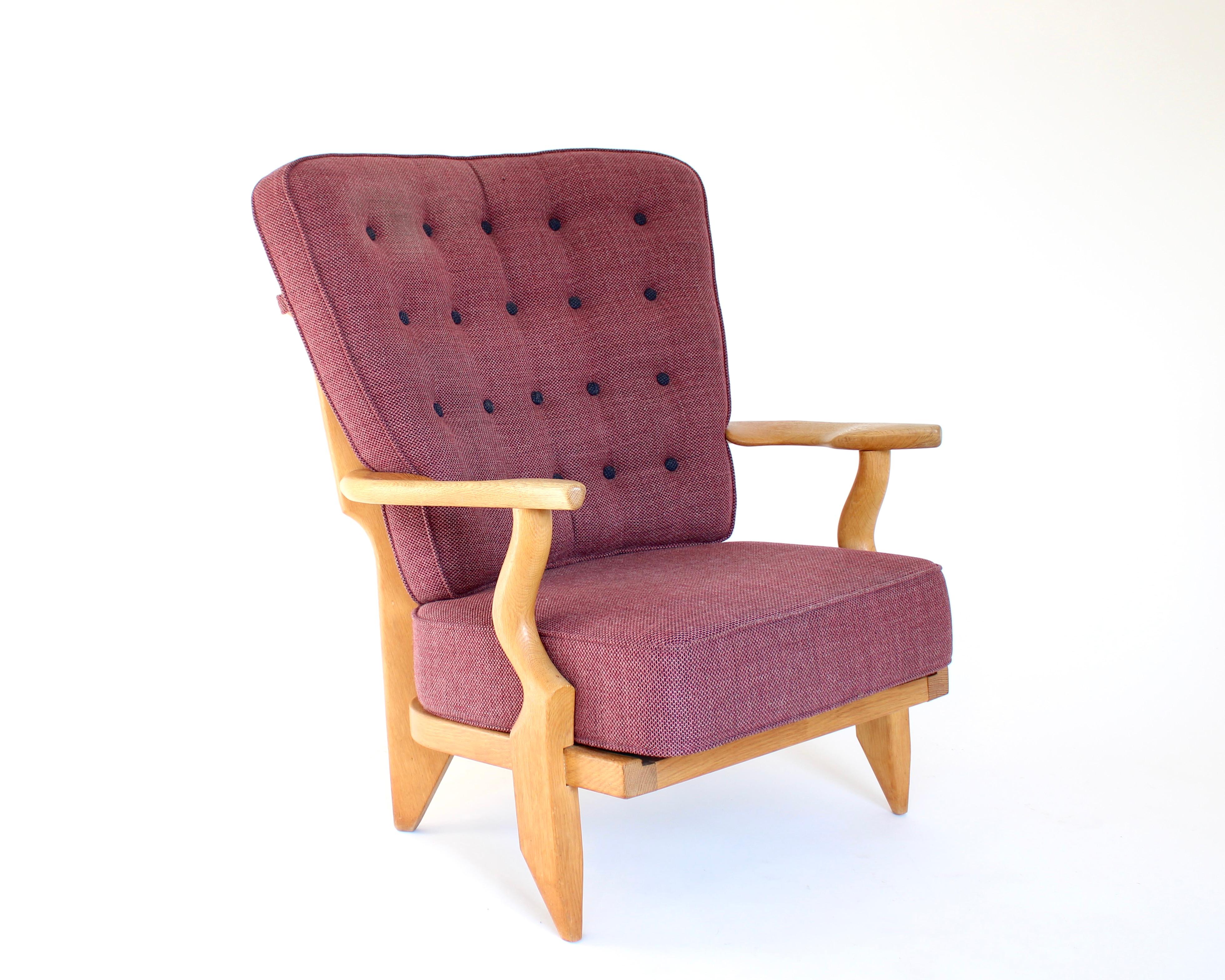 Gullerme et Chambron o Guillerme y Chambron extraordinario sillón individual francés vintage de circa 1950 Petite Repos de respaldo alto de roble macizo con el típico motivo característico de dedos en los respaldos para Votre Maison. 
Esta silla tan