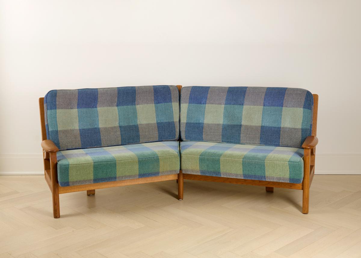 Ce canapé courbe du milieu du siècle par le célèbre designer français Robert Guillerme, a été créé dans le cadre d'une ligne de design qu'il a produit pour la société Votre Maison. En chêne poli et en tissu d'ameublement.

Guillerme a accordé