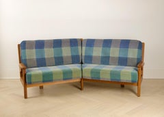 Guillerme et Chambron, banquette incurvée en chêne poli, France, milieu du 20e siècle