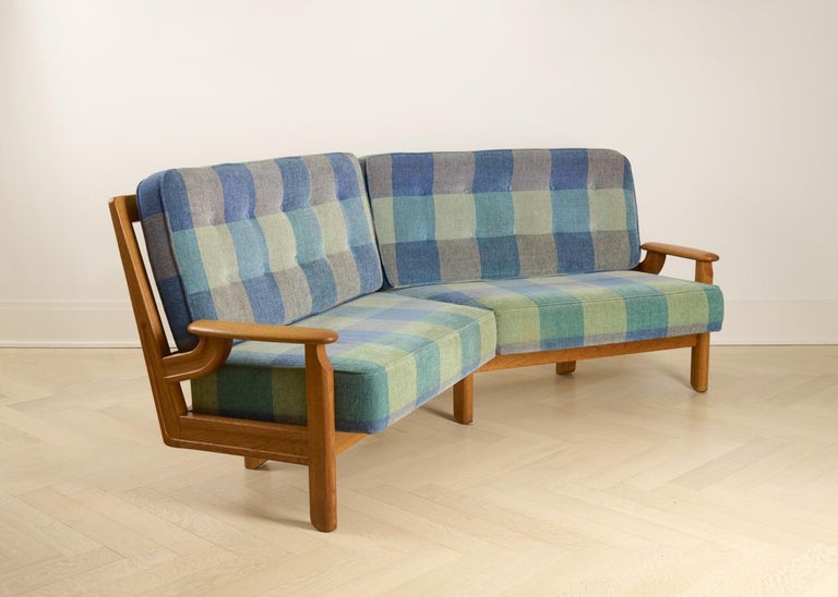 Mid-Century Modern Guillerme et Chambron, Polished Oak Curved Settee, France, Mid-20th Century For Sale
