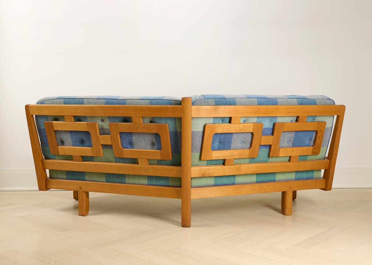 Guillerme et Chambron, Polished Oak Curved Settee, France, Mid-20th Century In Good Condition For Sale In New York, NY