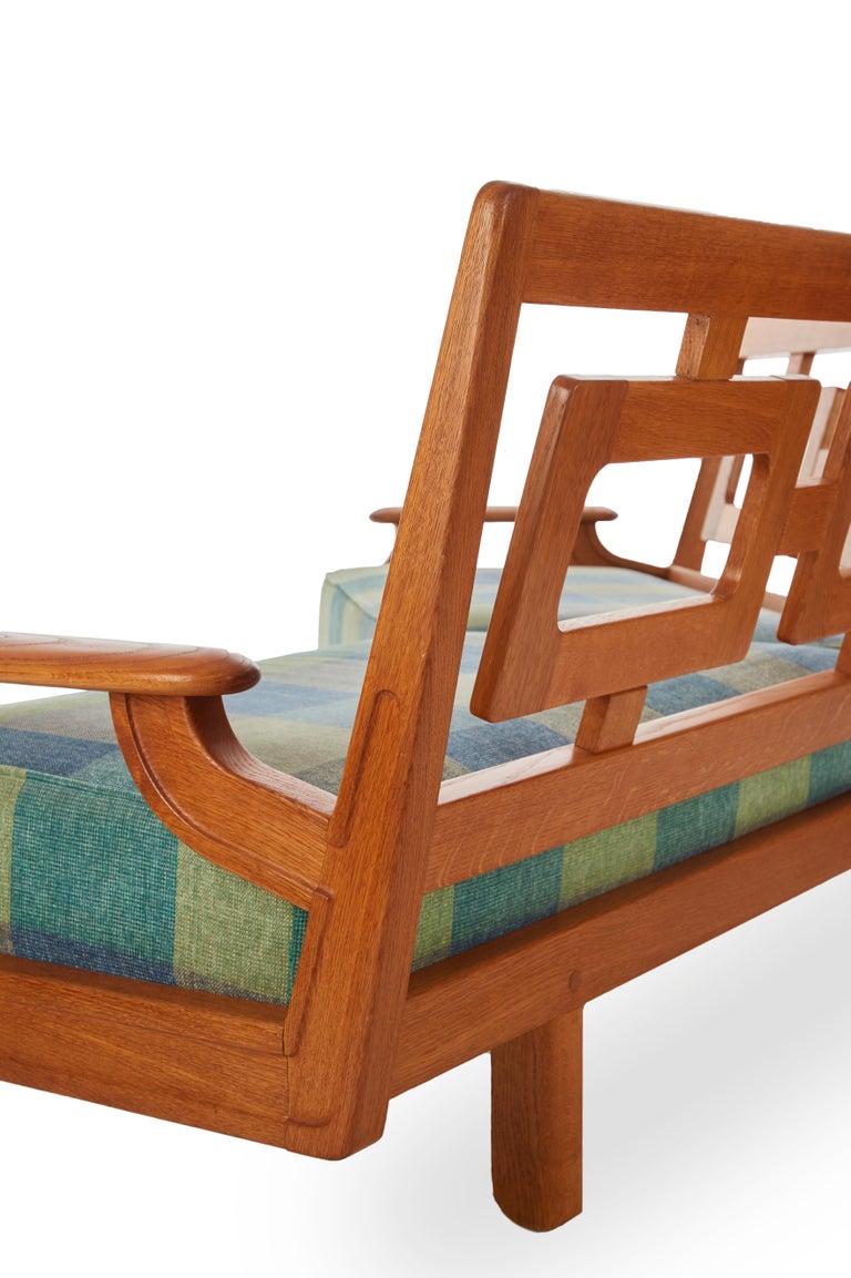 Guillerme et Chambron, Polished Oak Curved Settee, France, Mid-20th Century For Sale 1