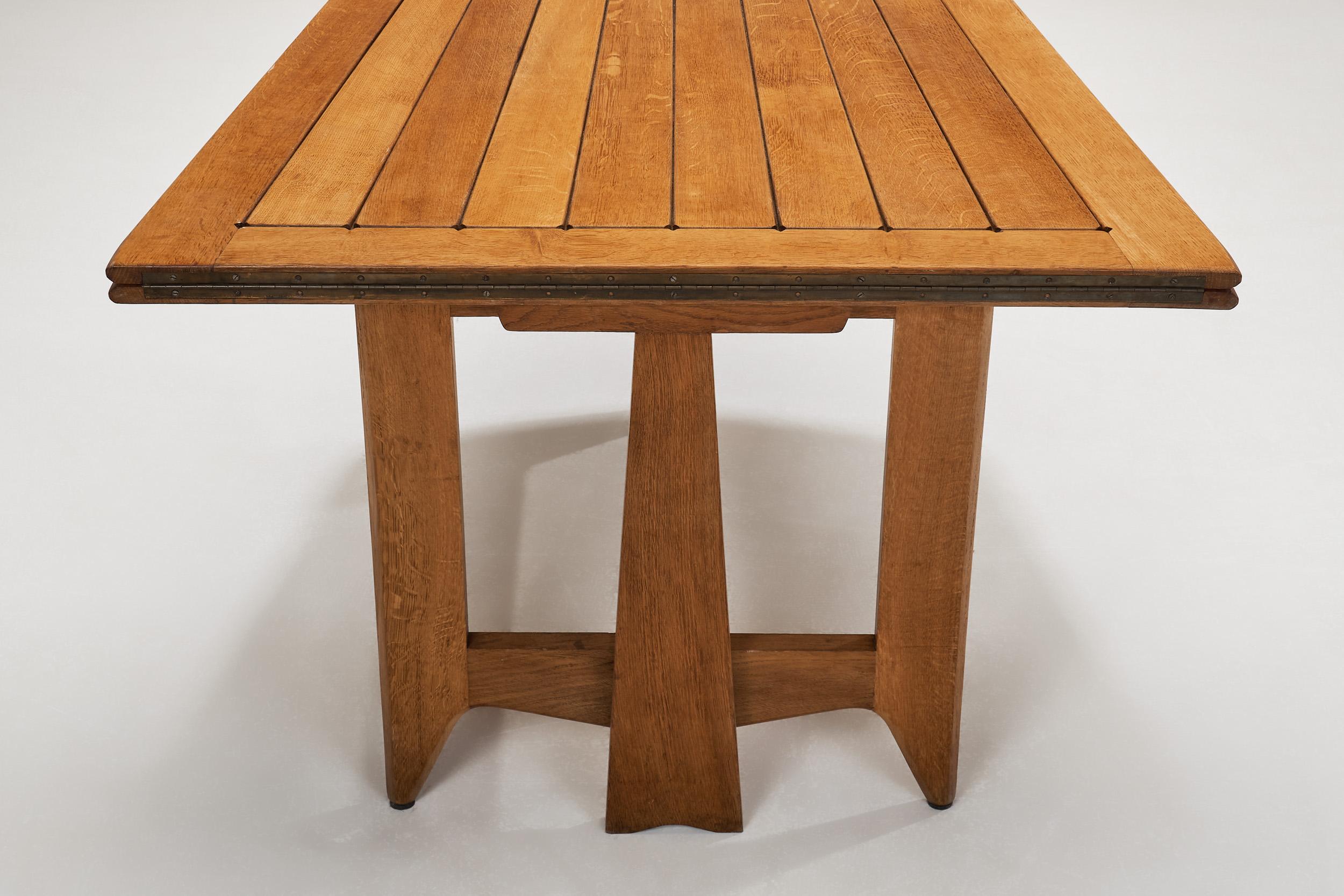 Table de salle à mangerPortefeuille en chêne Guillerme et Chambron, France vers les années 1960 en vente 2