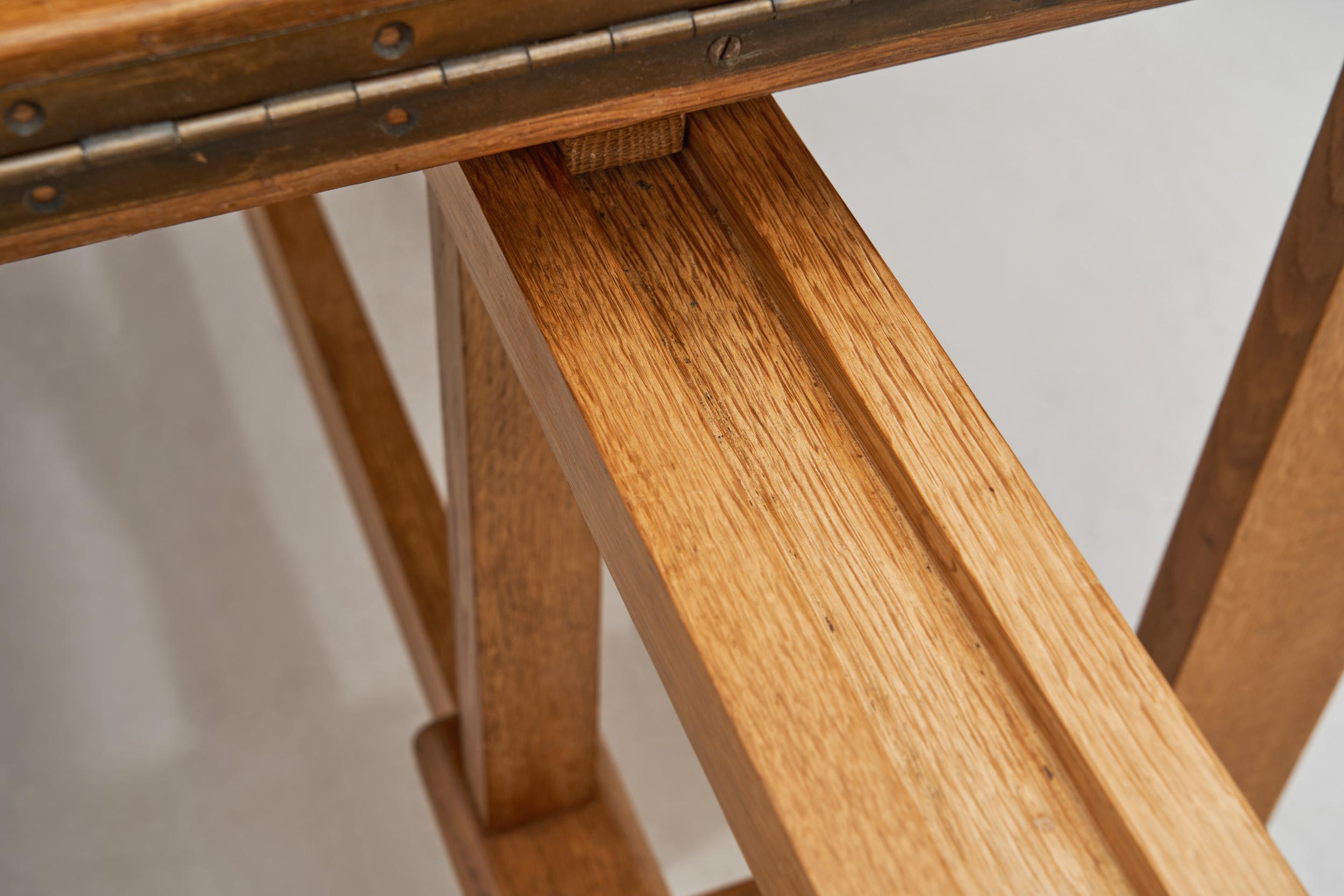Table de salle à mangerPortefeuille en chêne Guillerme et Chambron, France vers les années 1960 en vente 4